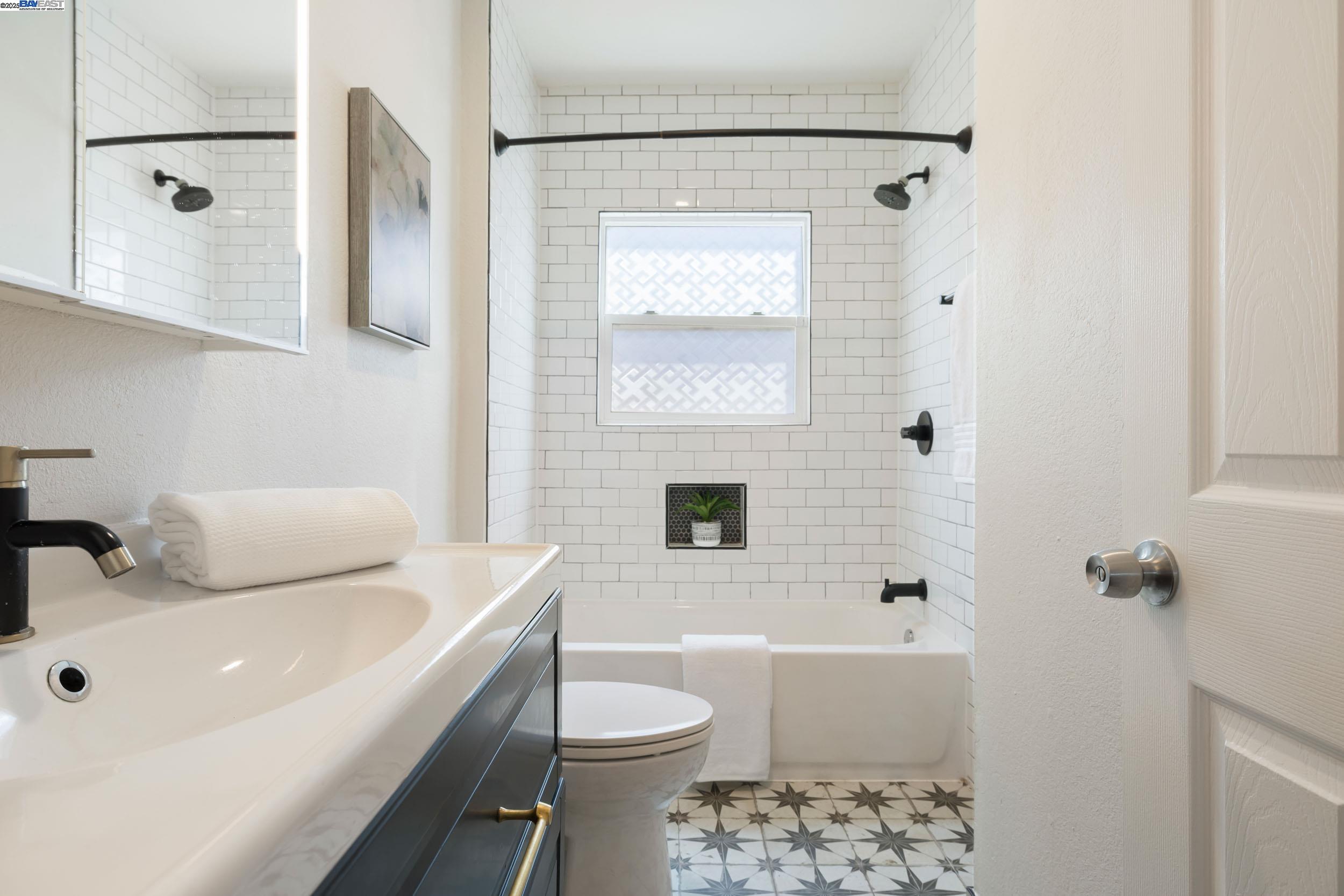 Detail Gallery Image 19 of 28 For 2133 E 30th St, Oakland,  CA 94606 - 3 Beds | 2 Baths