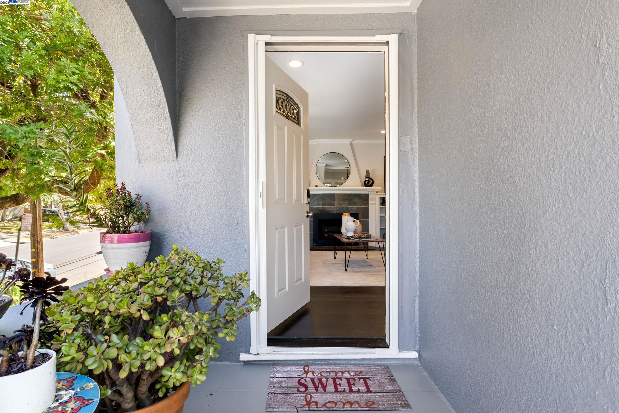 Detail Gallery Image 3 of 28 For 2133 E 30th St, Oakland,  CA 94606 - 3 Beds | 2 Baths