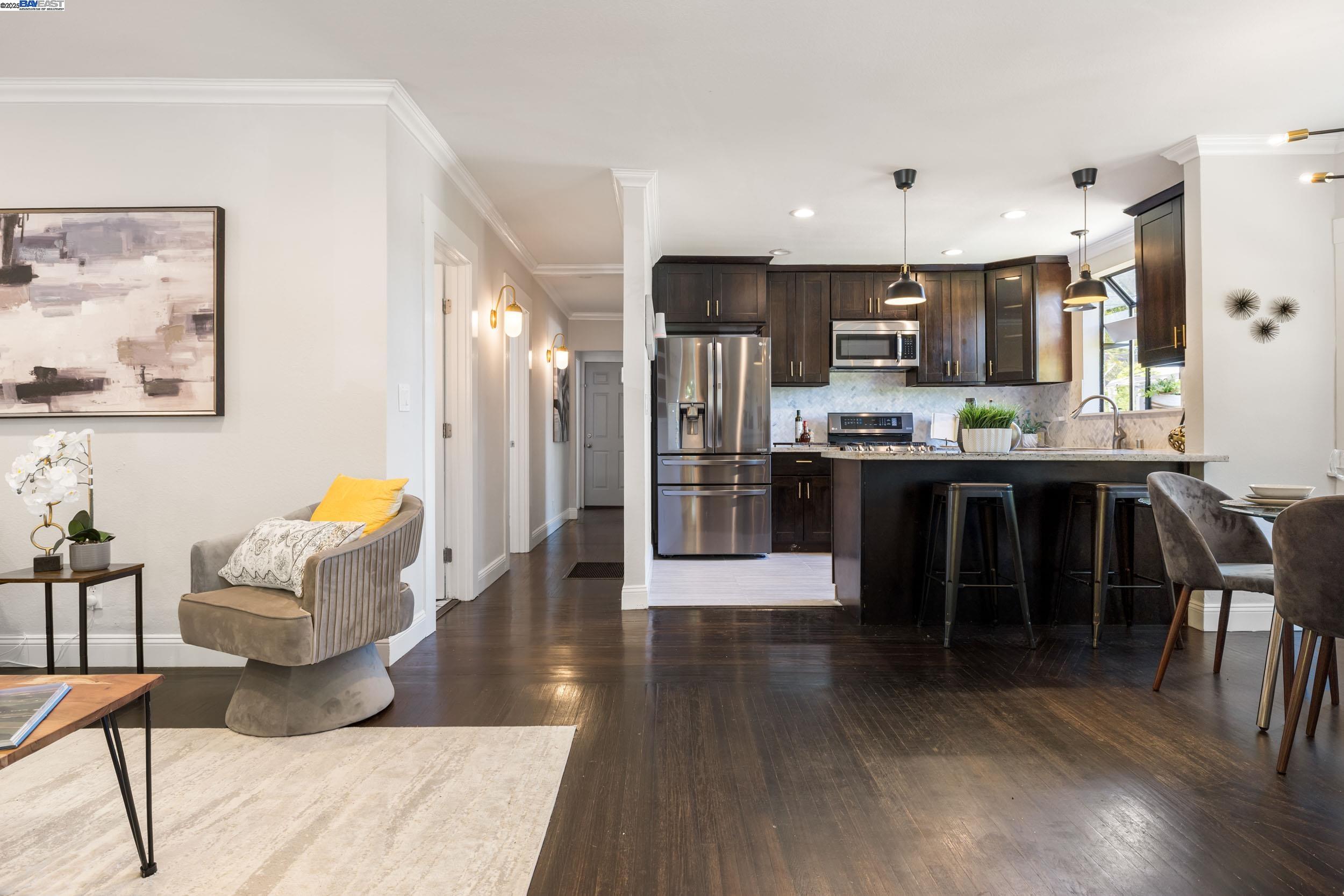 Detail Gallery Image 4 of 28 For 2133 E 30th St, Oakland,  CA 94606 - 3 Beds | 2 Baths