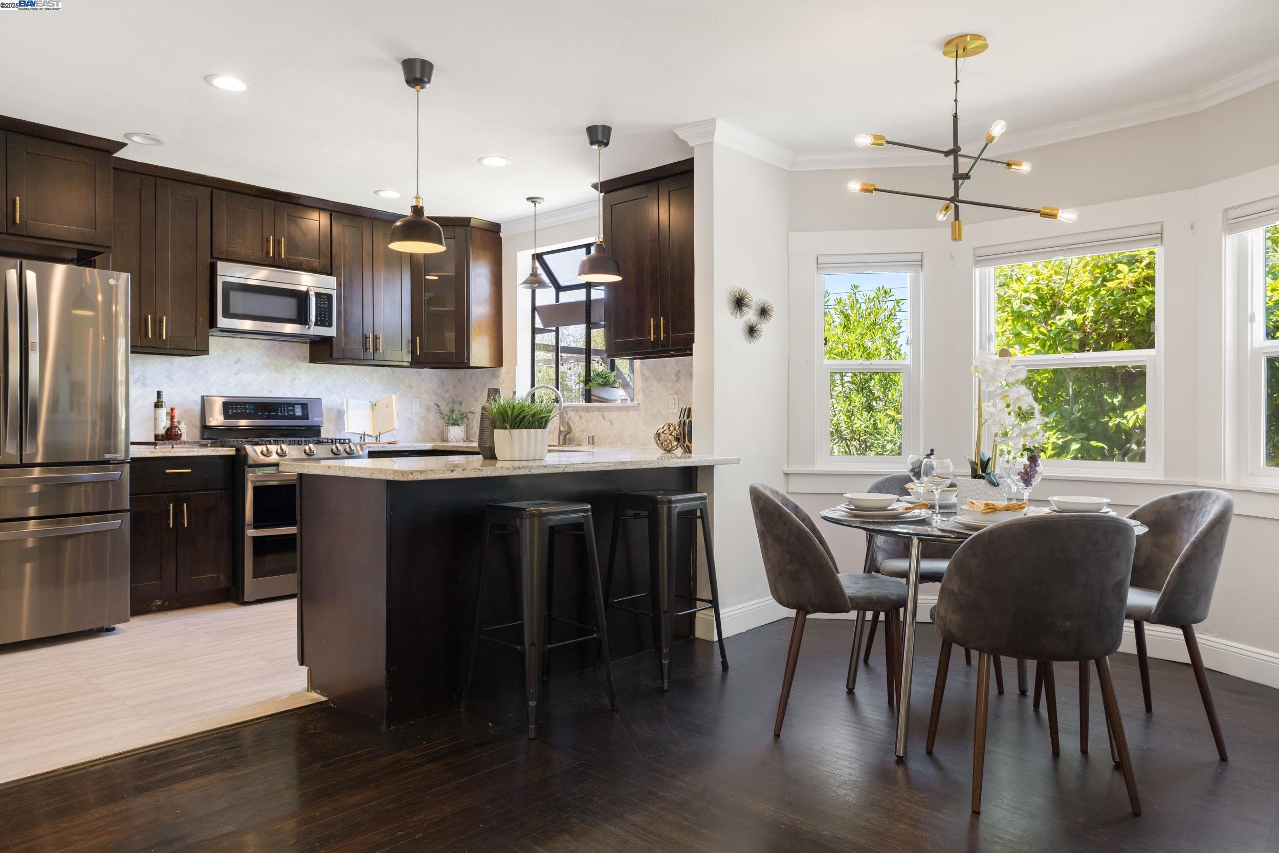 Detail Gallery Image 7 of 28 For 2133 E 30th St, Oakland,  CA 94606 - 3 Beds | 2 Baths