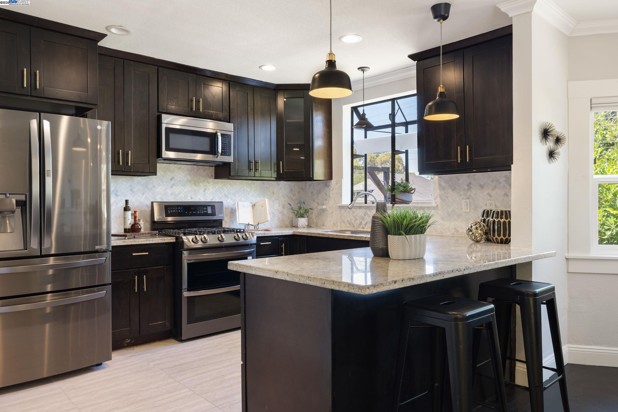 Detail Gallery Image 8 of 28 For 2133 E 30th St, Oakland,  CA 94606 - 3 Beds | 2 Baths