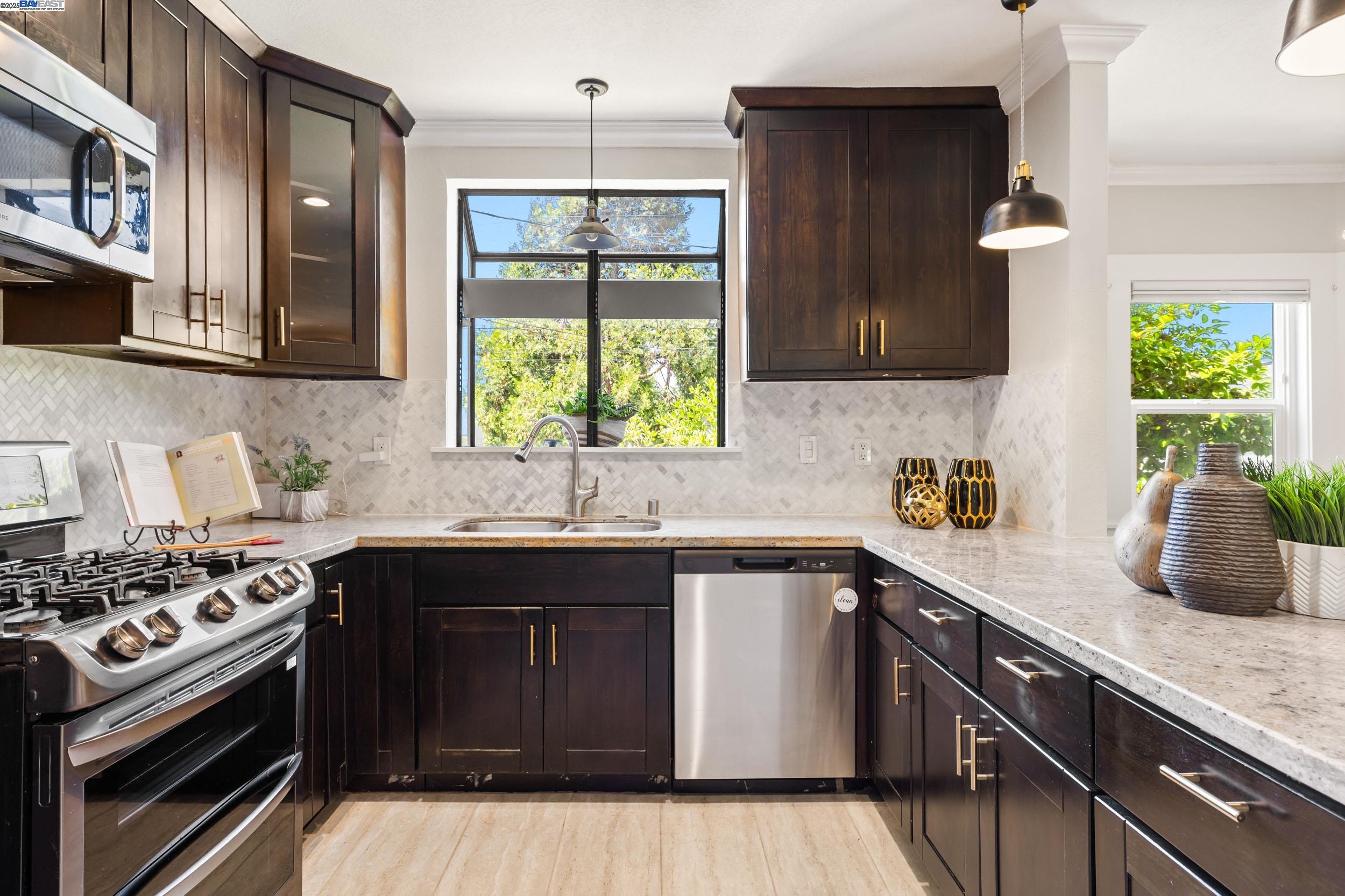 Detail Gallery Image 9 of 28 For 2133 E 30th St, Oakland,  CA 94606 - 3 Beds | 2 Baths