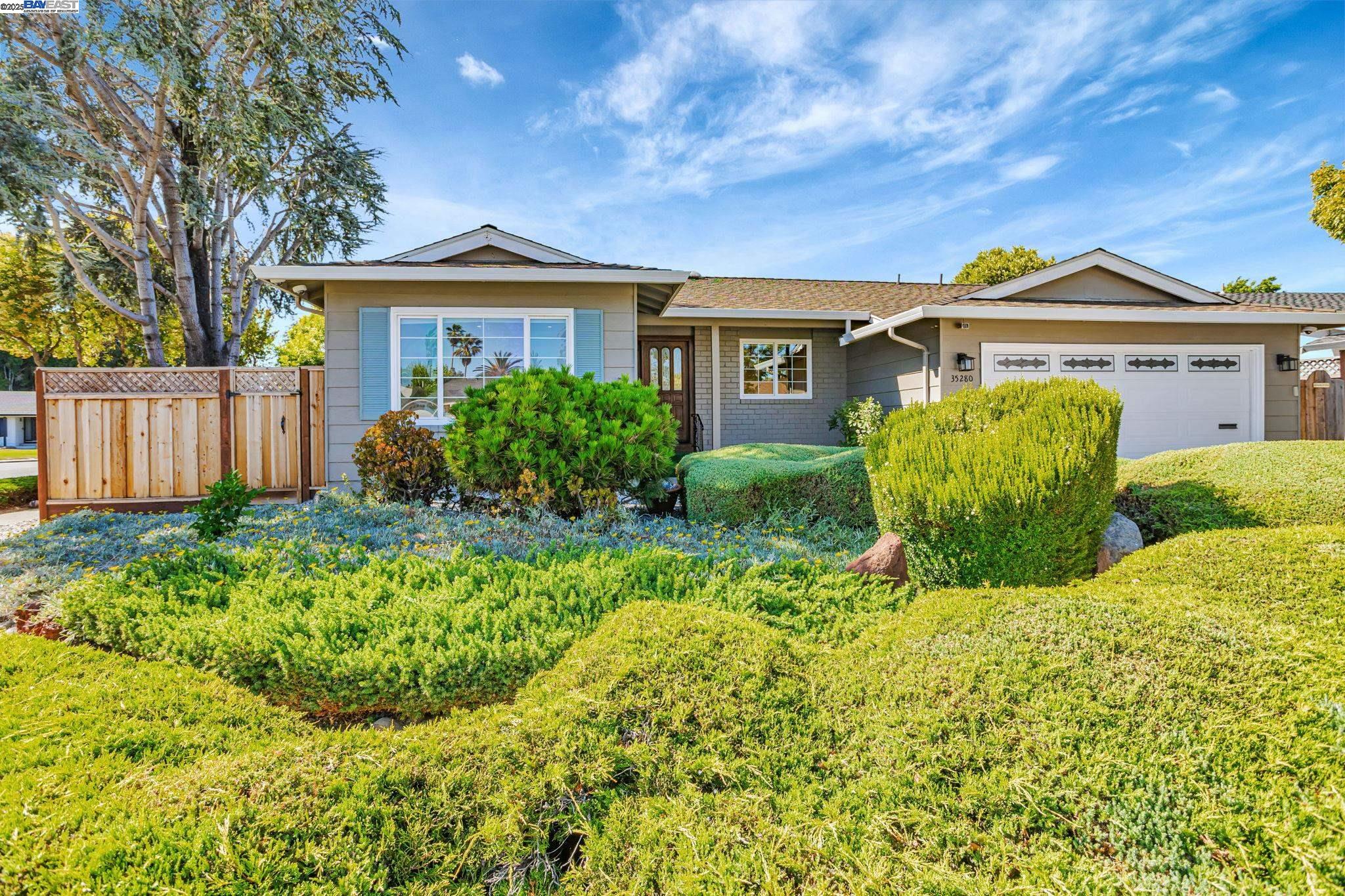 Detail Gallery Image 3 of 50 For 35280 Farnham Dr, Newark,  CA 94560 - 4 Beds | 2 Baths