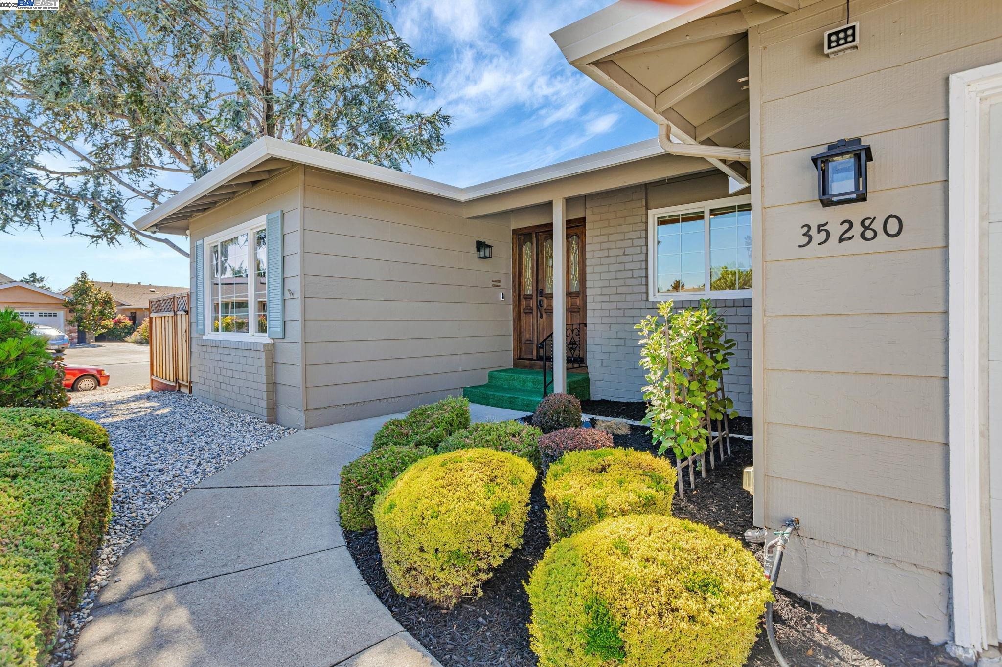 Detail Gallery Image 4 of 50 For 35280 Farnham Dr, Newark,  CA 94560 - 4 Beds | 2 Baths