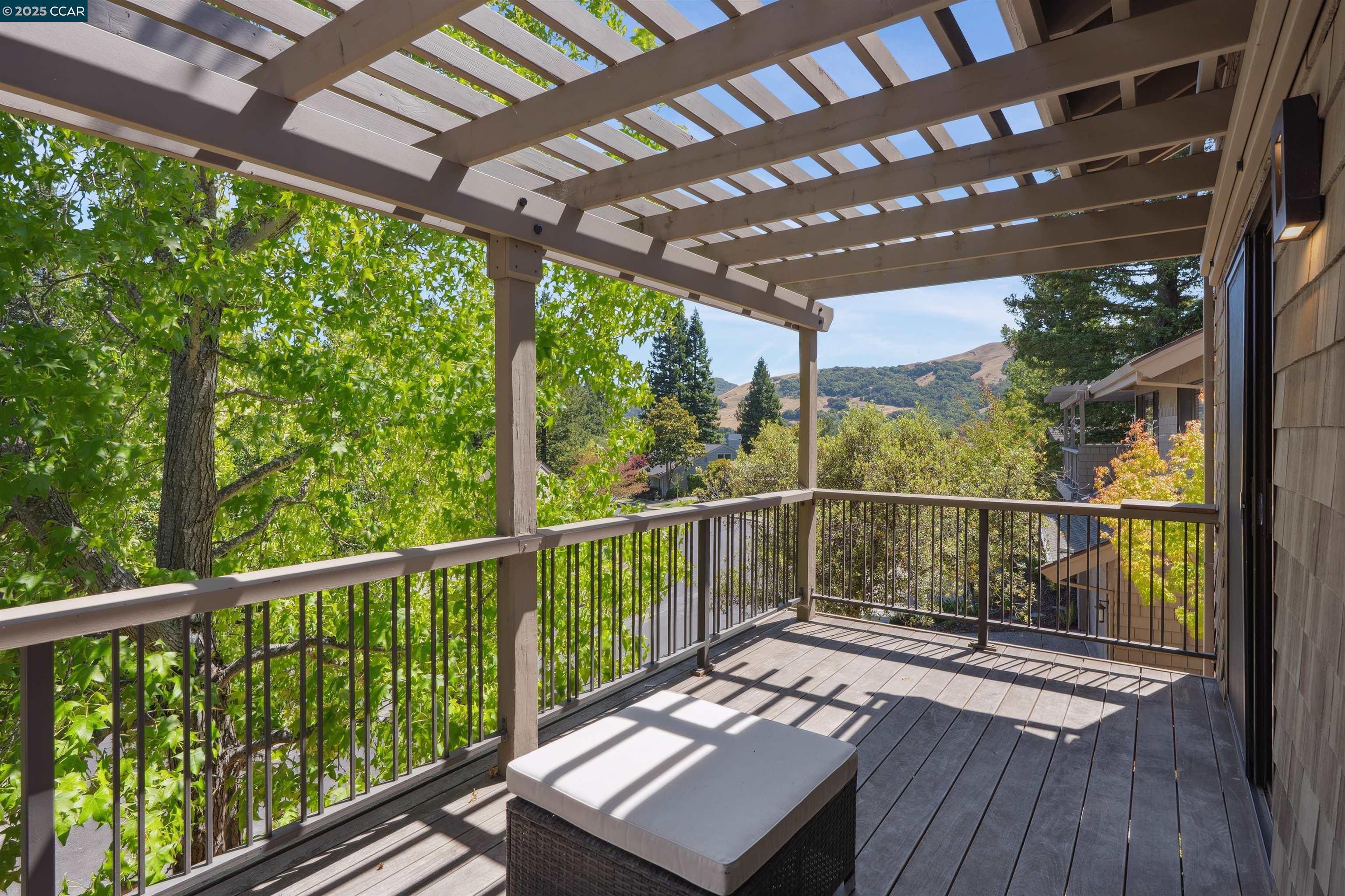 Detail Gallery Image 12 of 51 For 404 Ridge Gate Road, Orinda,  CA 94563 - 3 Beds | 2 Baths