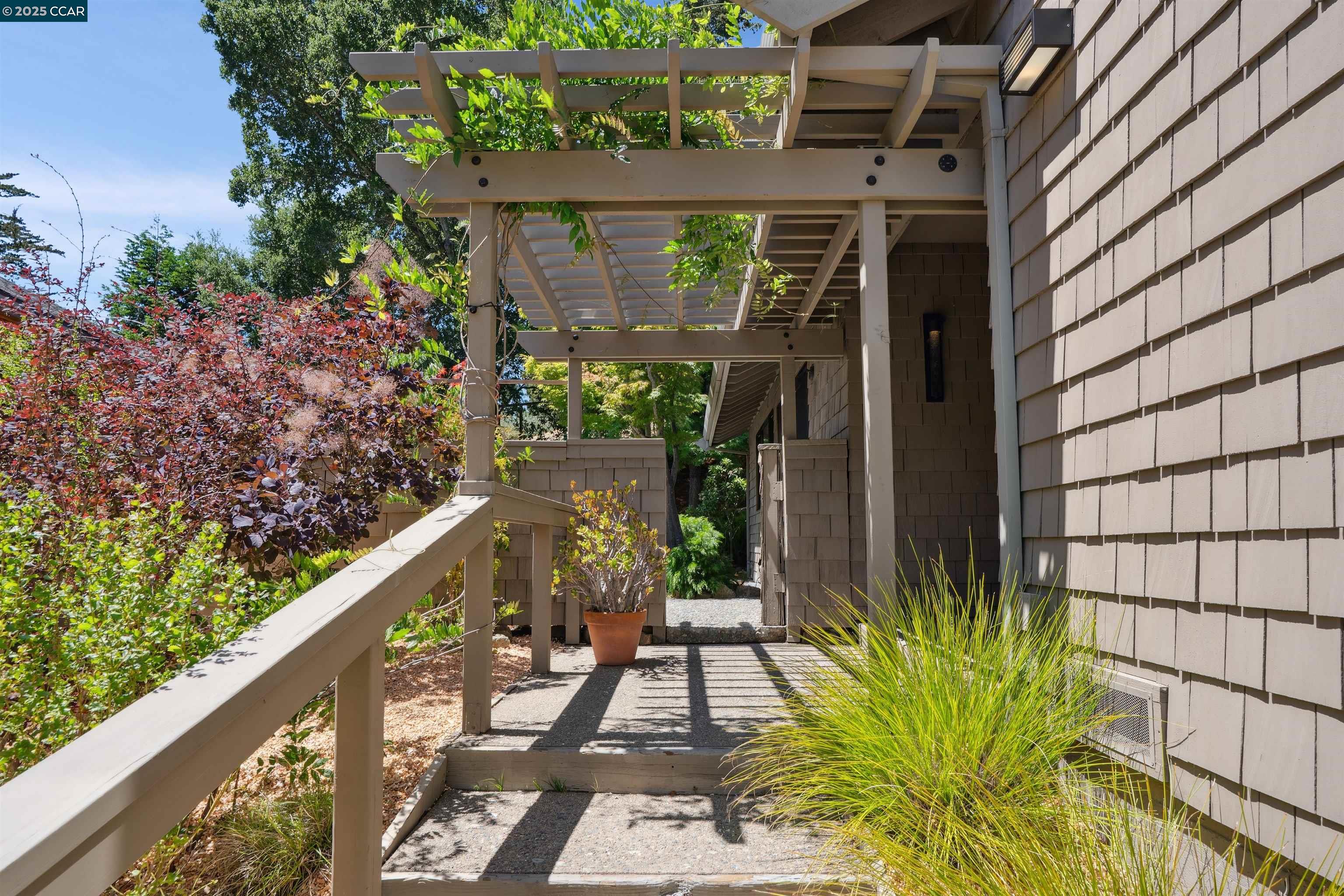 Detail Gallery Image 3 of 51 For 404 Ridge Gate Road, Orinda,  CA 94563 - 3 Beds | 2 Baths