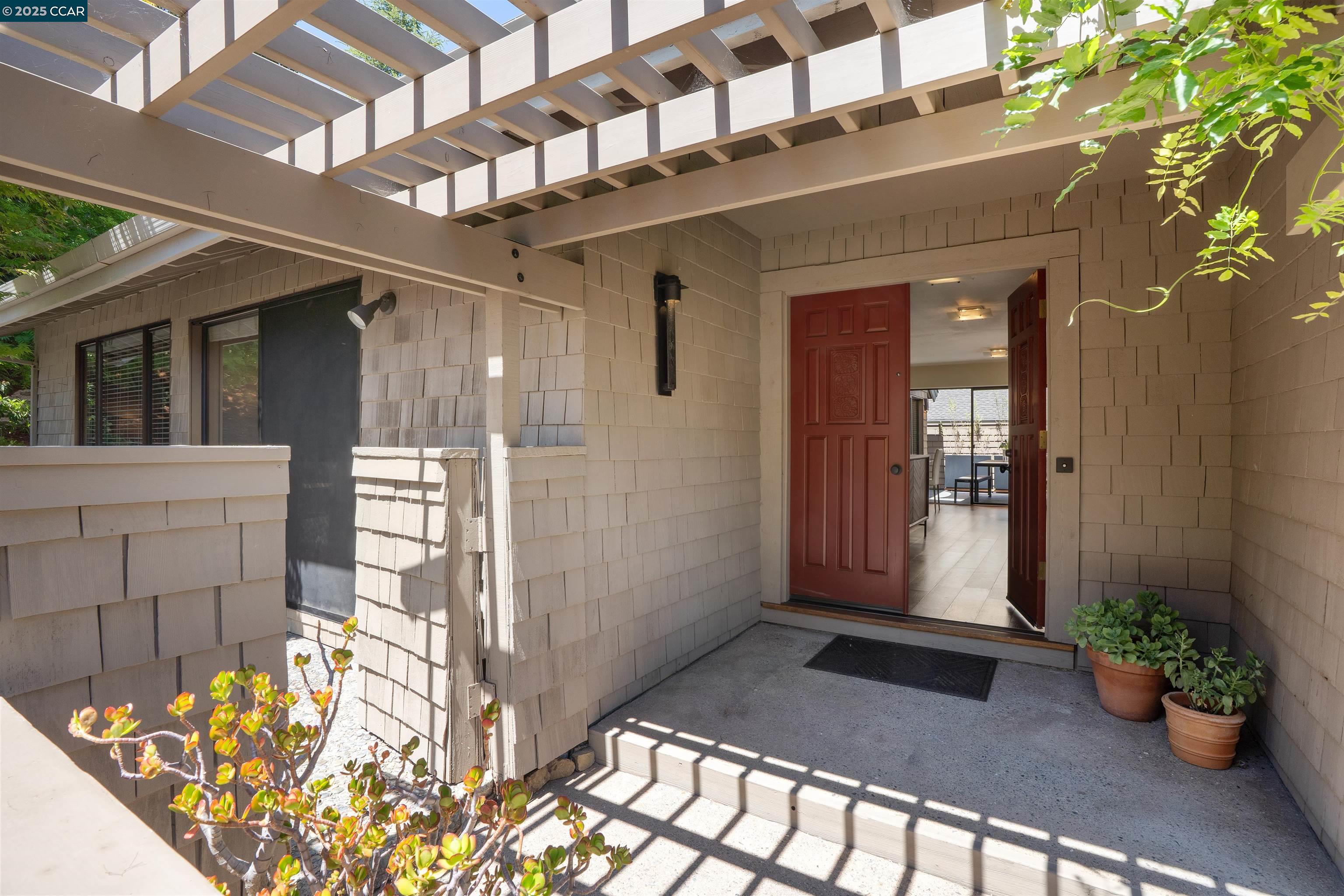 Detail Gallery Image 4 of 51 For 404 Ridge Gate Road, Orinda,  CA 94563 - 3 Beds | 2 Baths