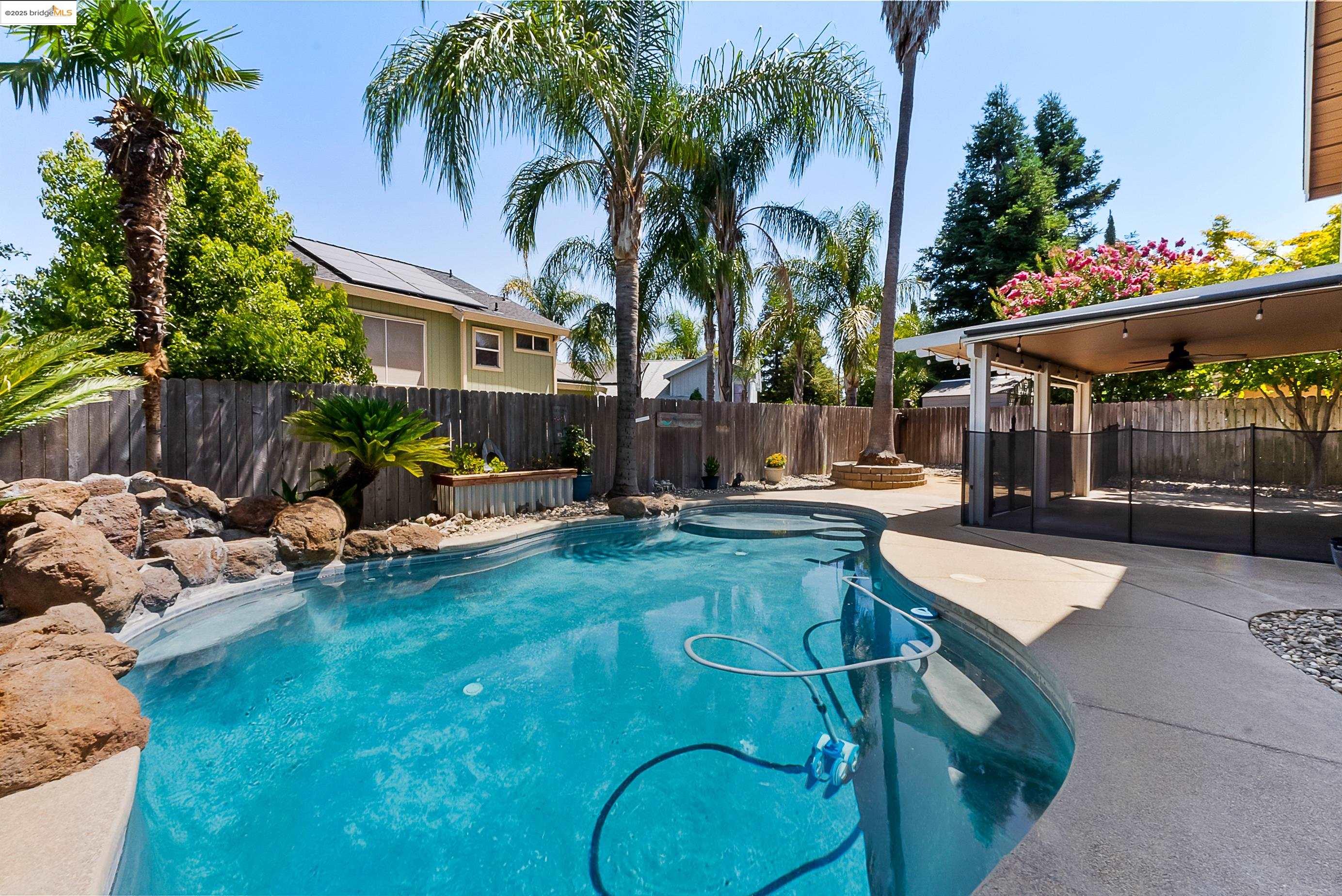 Detail Gallery Image 8 of 60 For 3759 Pine Hollow Way, Antelope,  CA 95843 - 4 Beds | 2/1 Baths