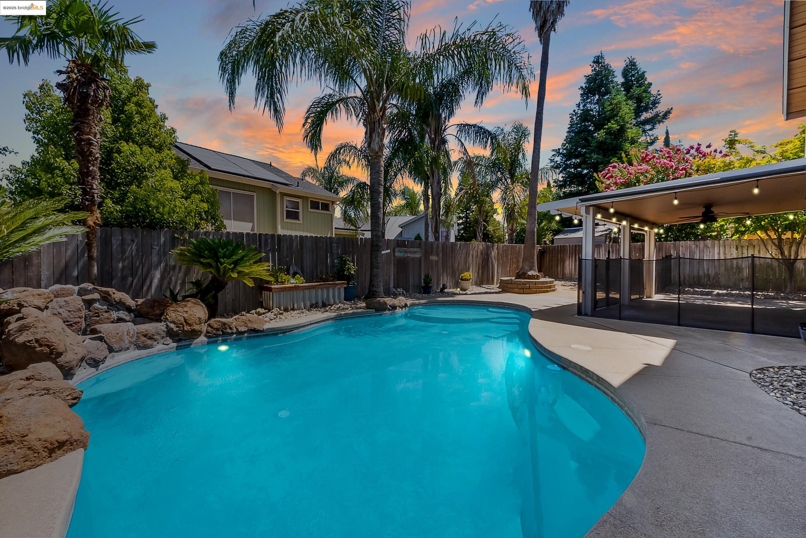 Detail Gallery Image 9 of 60 For 3759 Pine Hollow Way, Antelope,  CA 95843 - 4 Beds | 2/1 Baths
