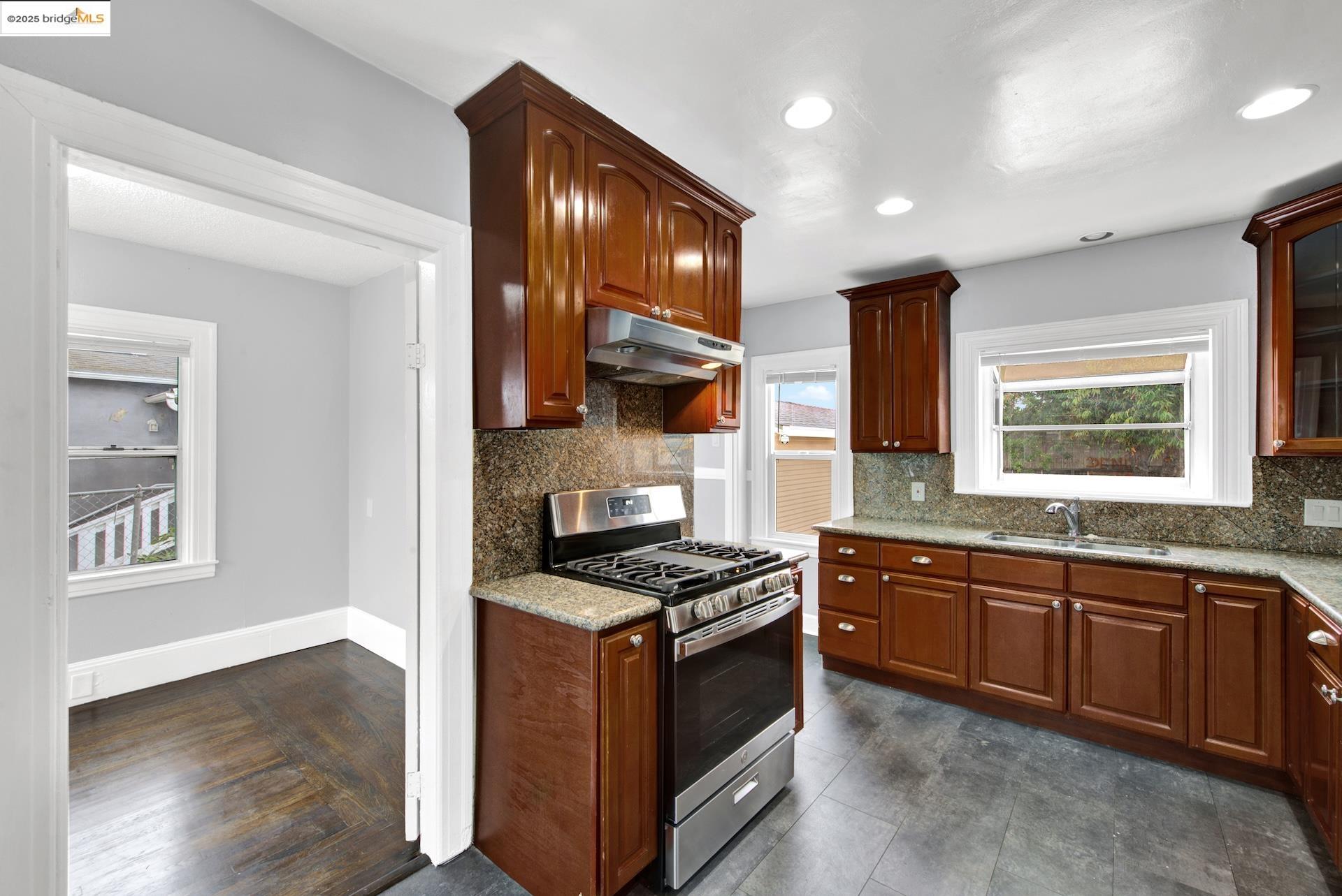 Detail Gallery Image 12 of 60 For 1009 106th Ave, Oakland,  CA 94603 - 2 Beds | 1 Baths