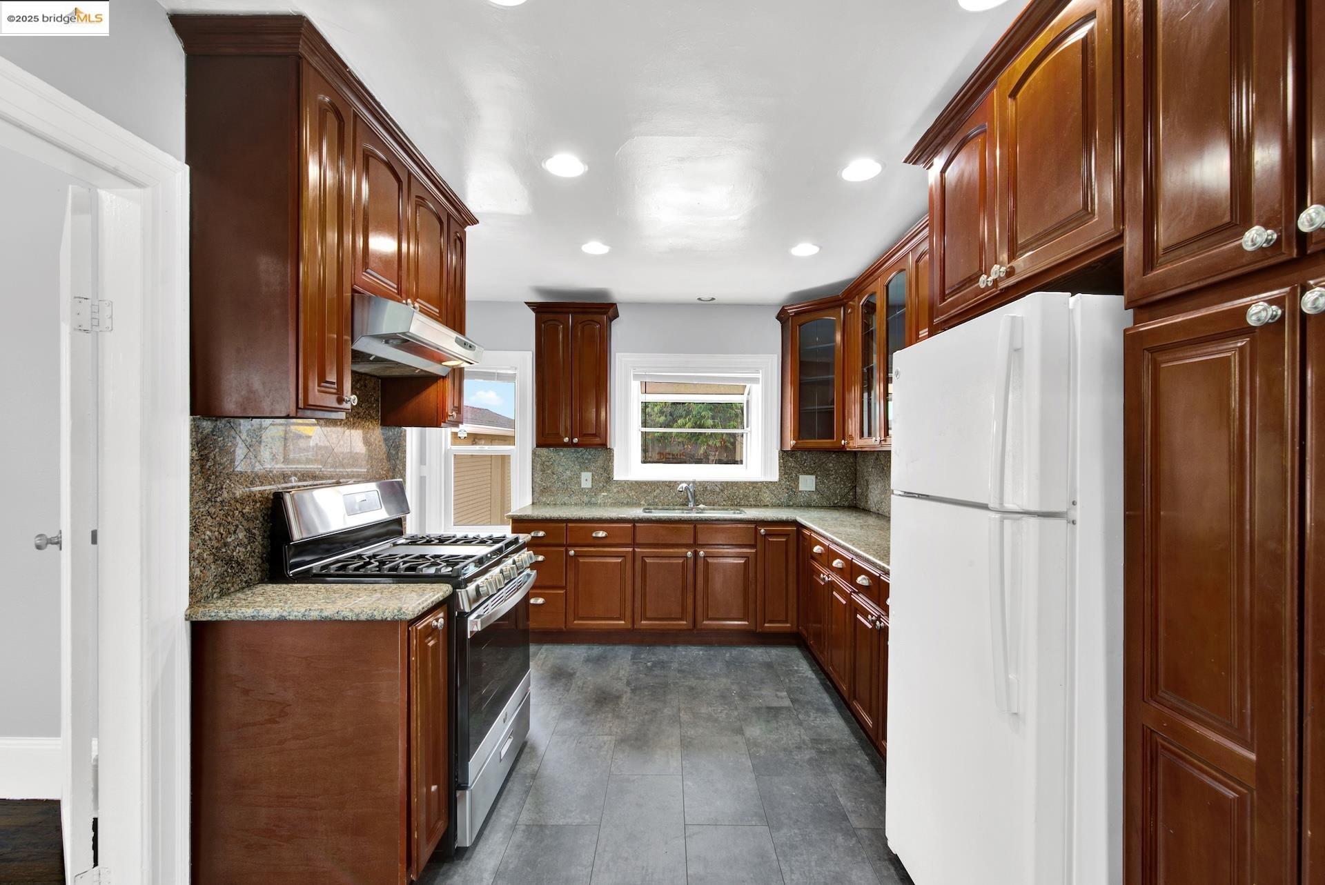 Detail Gallery Image 13 of 60 For 1009 106th Ave, Oakland,  CA 94603 - 2 Beds | 1 Baths