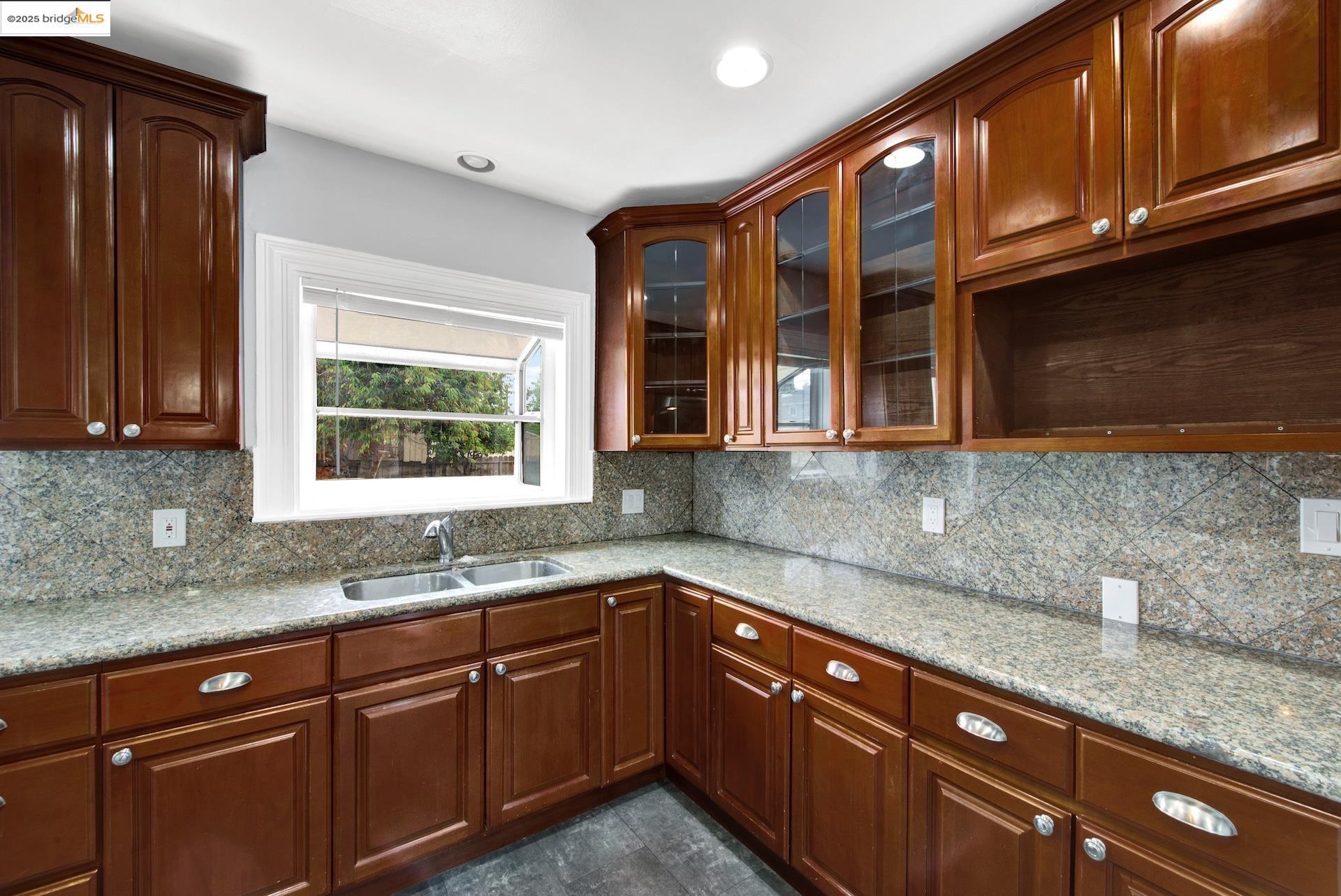 Detail Gallery Image 16 of 60 For 1009 106th Ave, Oakland,  CA 94603 - 2 Beds | 1 Baths