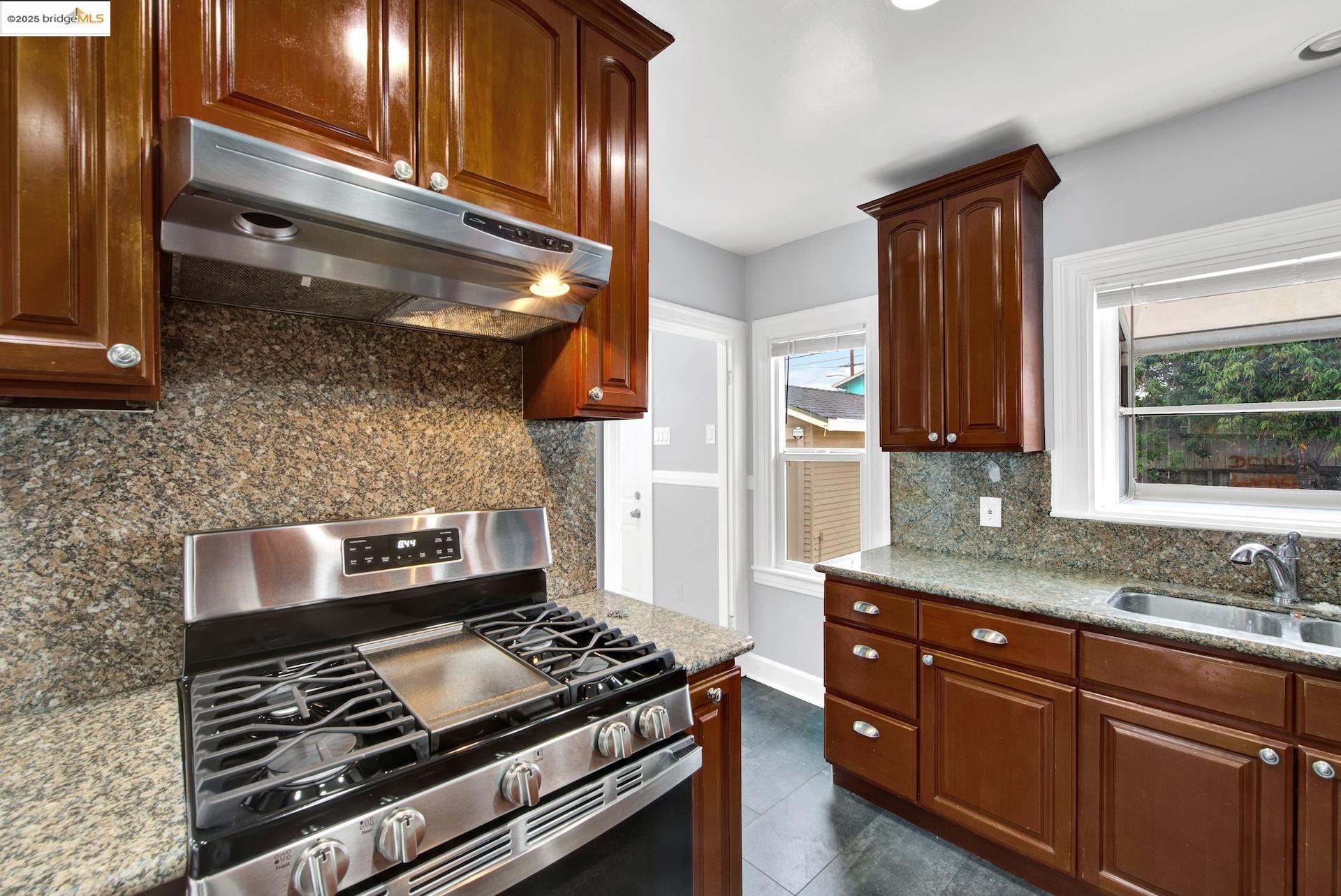 Detail Gallery Image 17 of 60 For 1009 106th Ave, Oakland,  CA 94603 - 2 Beds | 1 Baths