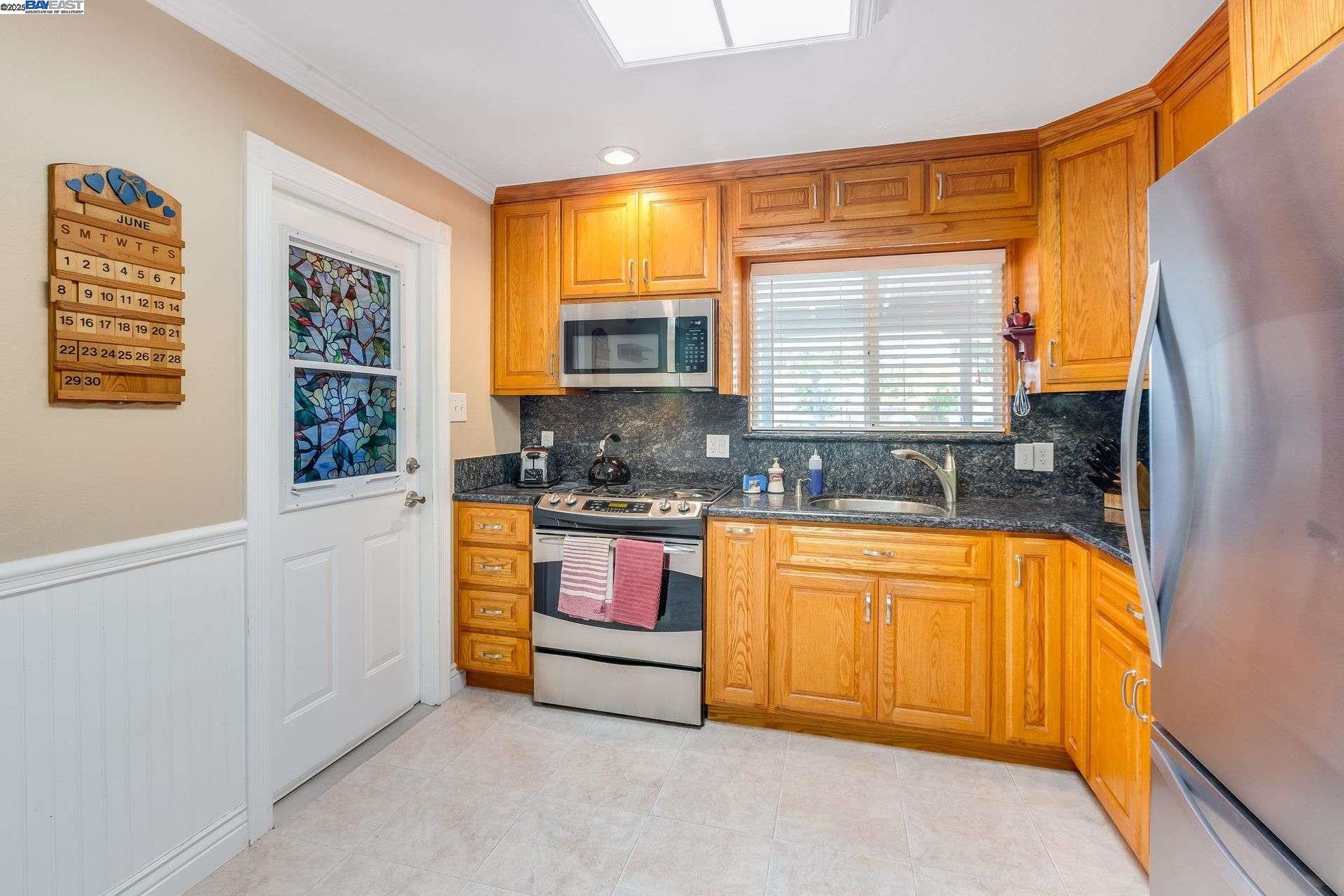 Detail Gallery Image 11 of 26 For 2515 Crystal Dr, Santa Clara,  CA 95051 - 3 Beds | 1 Baths