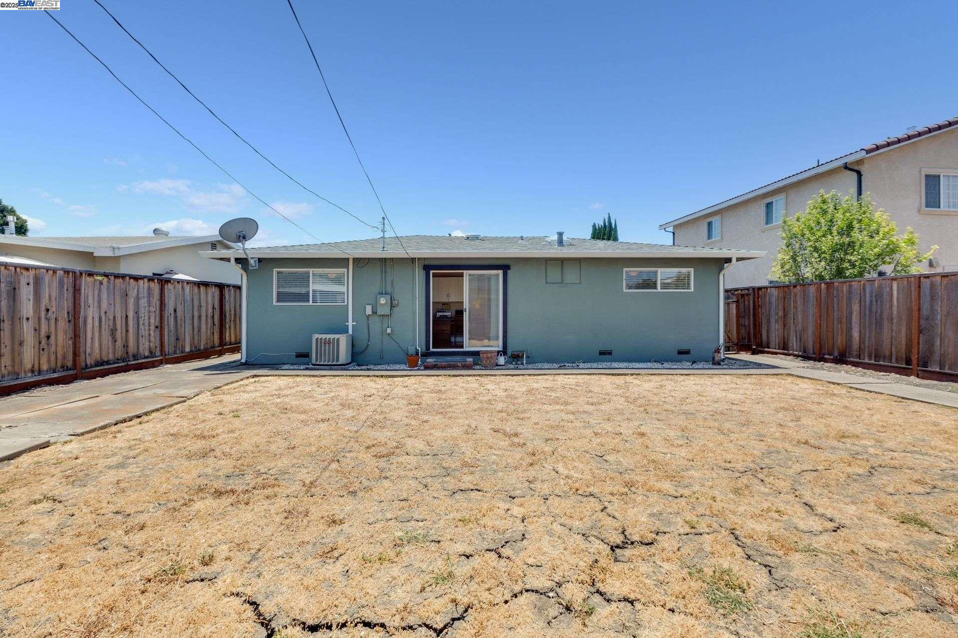 Detail Gallery Image 22 of 26 For 2515 Crystal Dr, Santa Clara,  CA 95051 - 3 Beds | 1 Baths