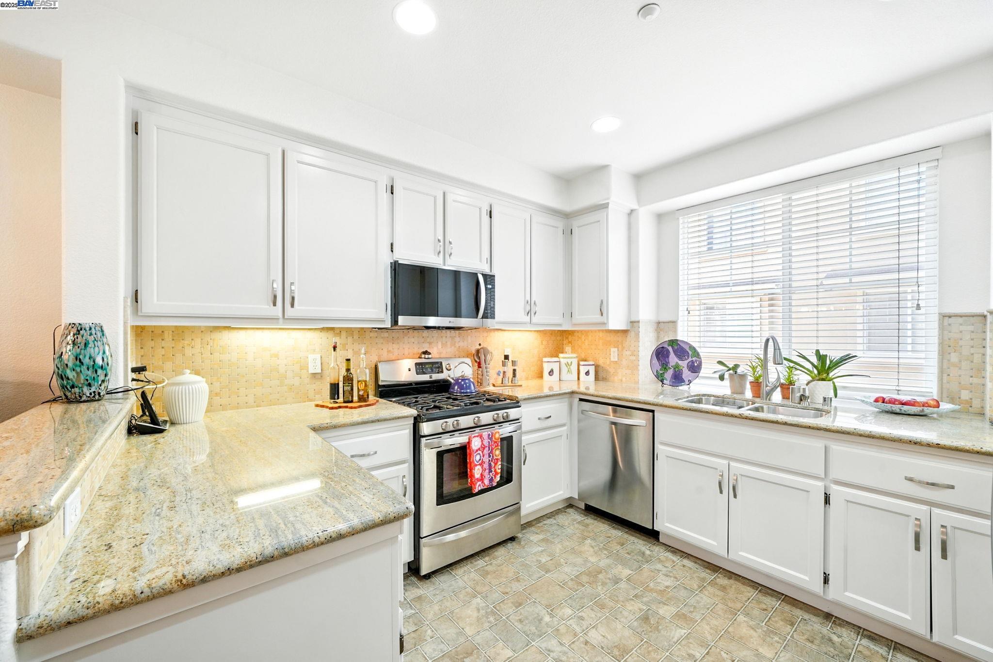 Detail Gallery Image 11 of 35 For 1586 Tucker St #52,  Oakland,  CA 94603 - 2 Beds | 2/1 Baths