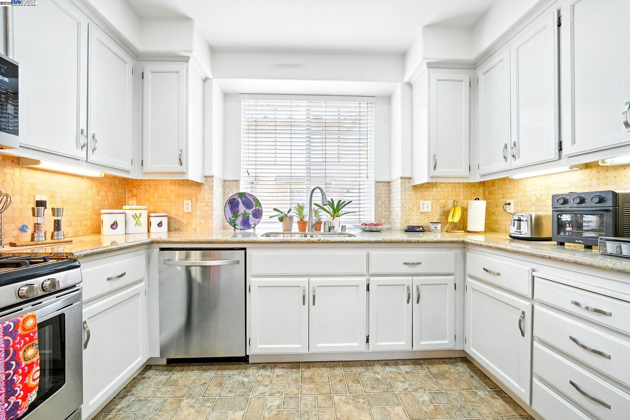 Detail Gallery Image 13 of 35 For 1586 Tucker St #52,  Oakland,  CA 94603 - 2 Beds | 2/1 Baths