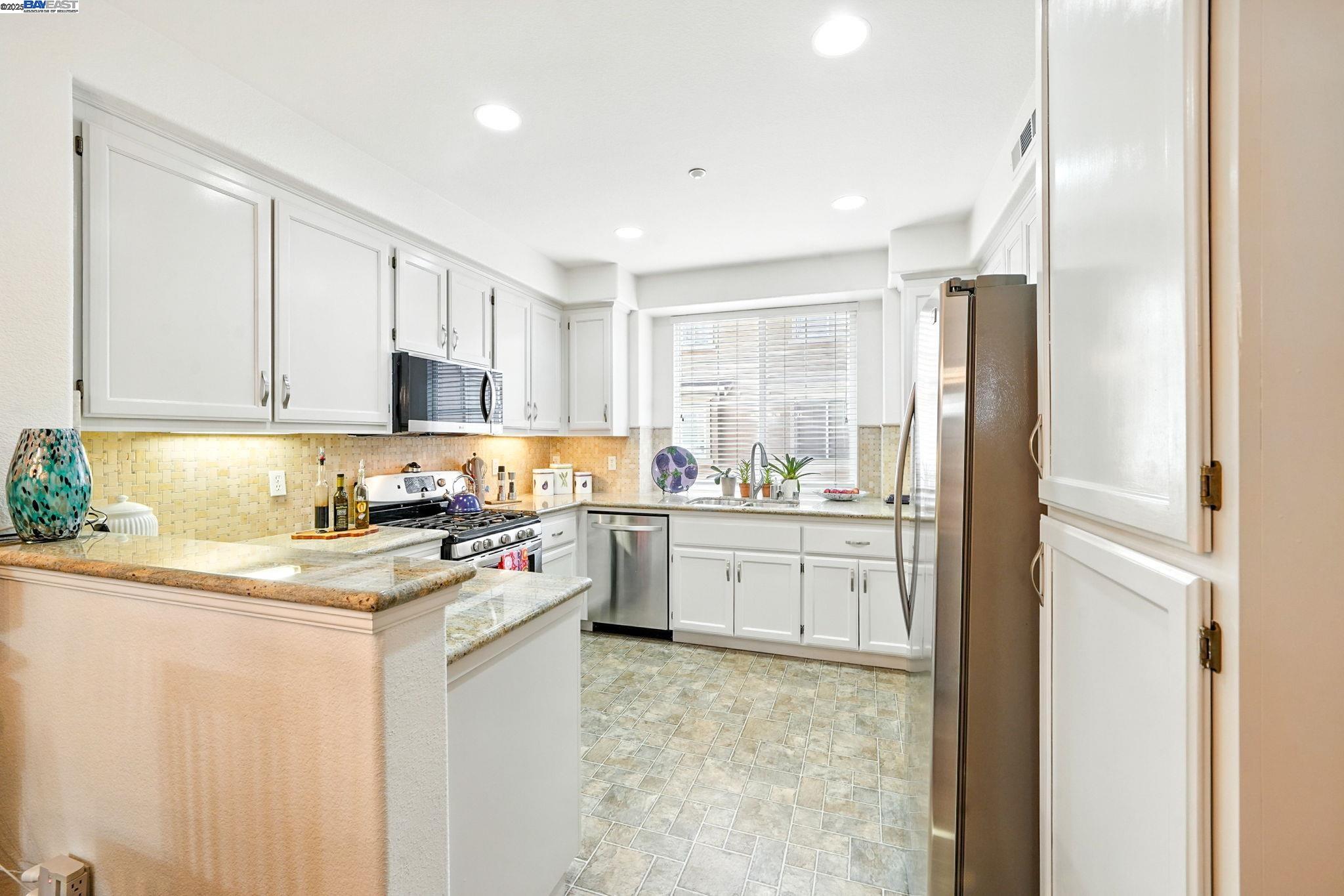 Detail Gallery Image 10 of 35 For 1586 Tucker St #52,  Oakland,  CA 94603 - 2 Beds | 2/1 Baths