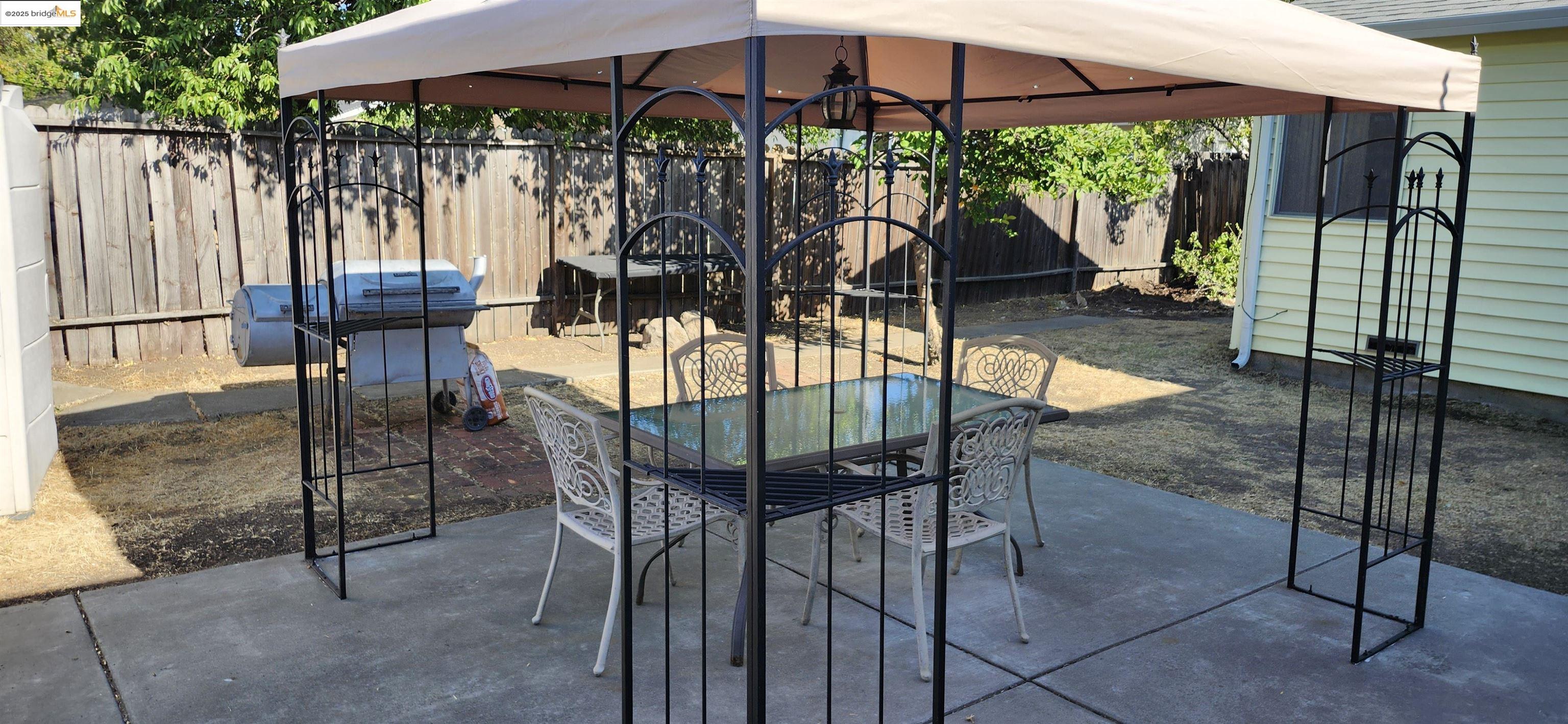 Detail Gallery Image 4 of 17 For 175 Clyde St, Pittsburg,  CA 94565 - 3 Beds | 1/1 Baths