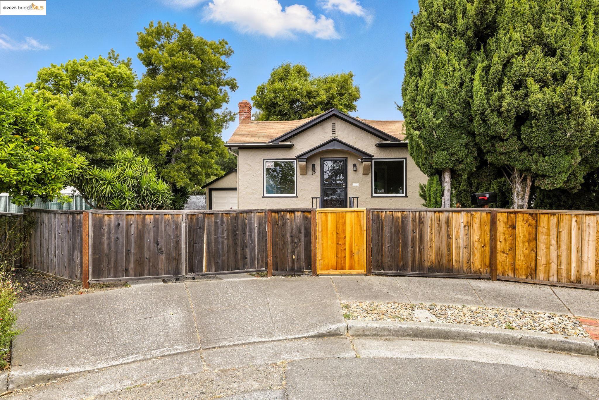 Detail Gallery Image 1 of 1 For 30 Murdock Ct, Oakland,  CA 94605 - 3 Beds | 2 Baths