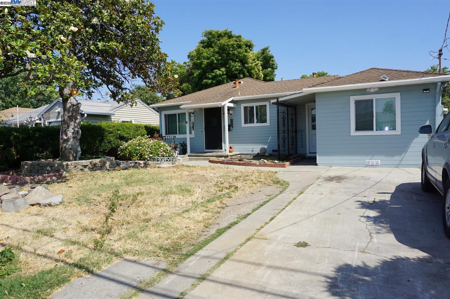 Detail Gallery Image 2 of 39 For 1608 Virginia Place, San Jose,  CA 95116-2955 - 5 Beds | 2 Baths