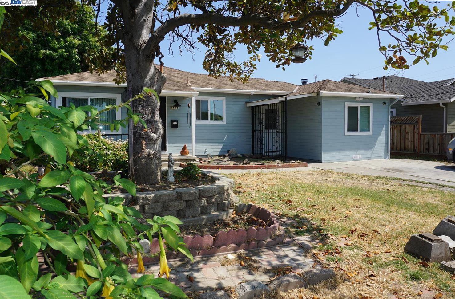 Detail Gallery Image 3 of 39 For 1608 Virginia Place, San Jose,  CA 95116-2955 - 5 Beds | 2 Baths