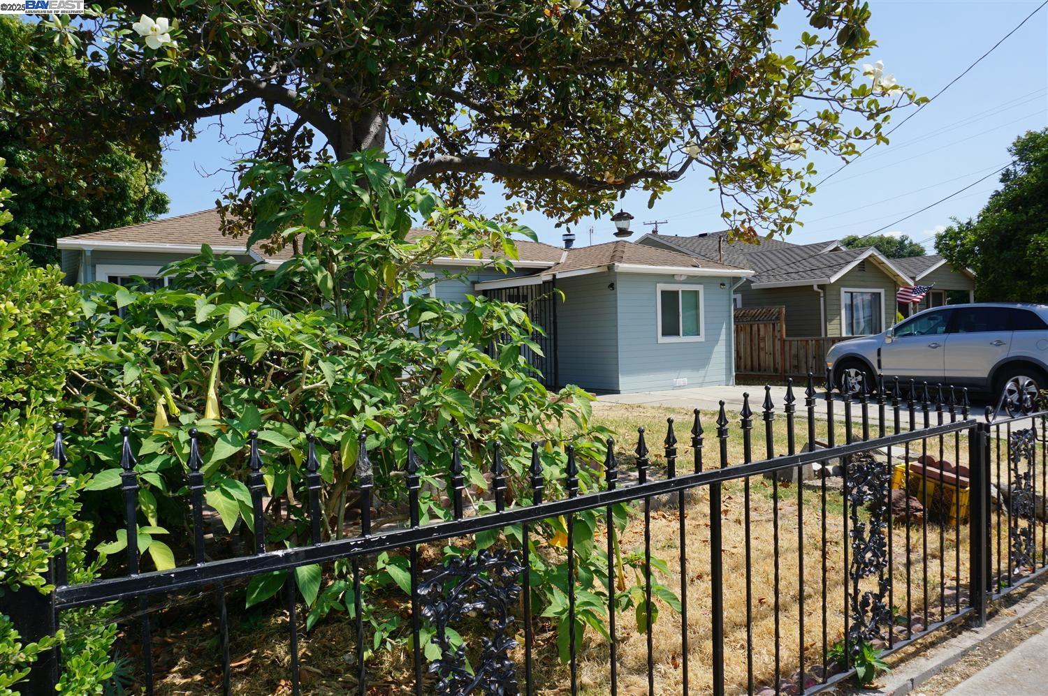 Detail Gallery Image 4 of 39 For 1608 Virginia Place, San Jose,  CA 95116-2955 - 5 Beds | 2 Baths