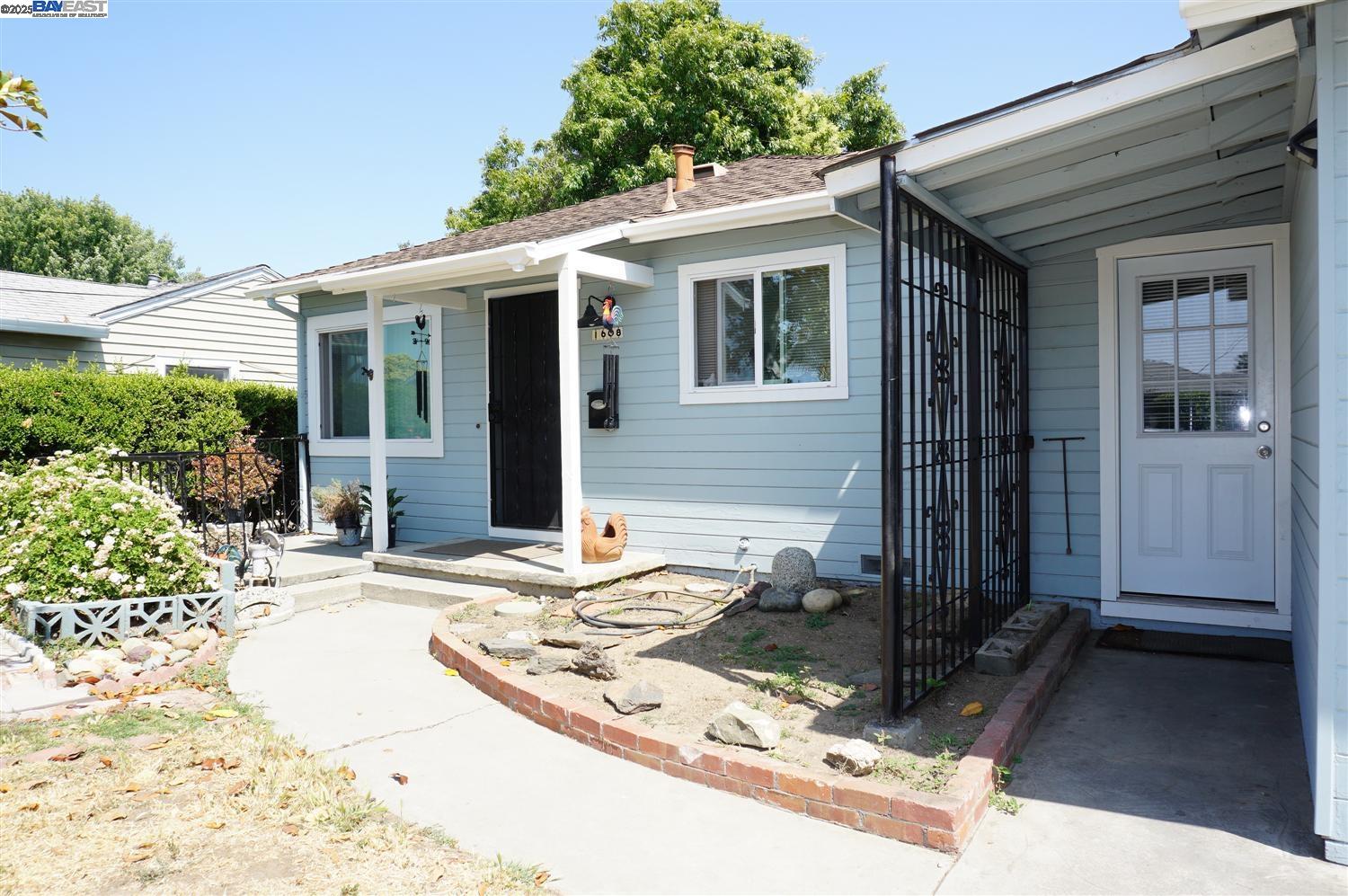 Detail Gallery Image 5 of 39 For 1608 Virginia Place, San Jose,  CA 95116-2955 - 5 Beds | 2 Baths
