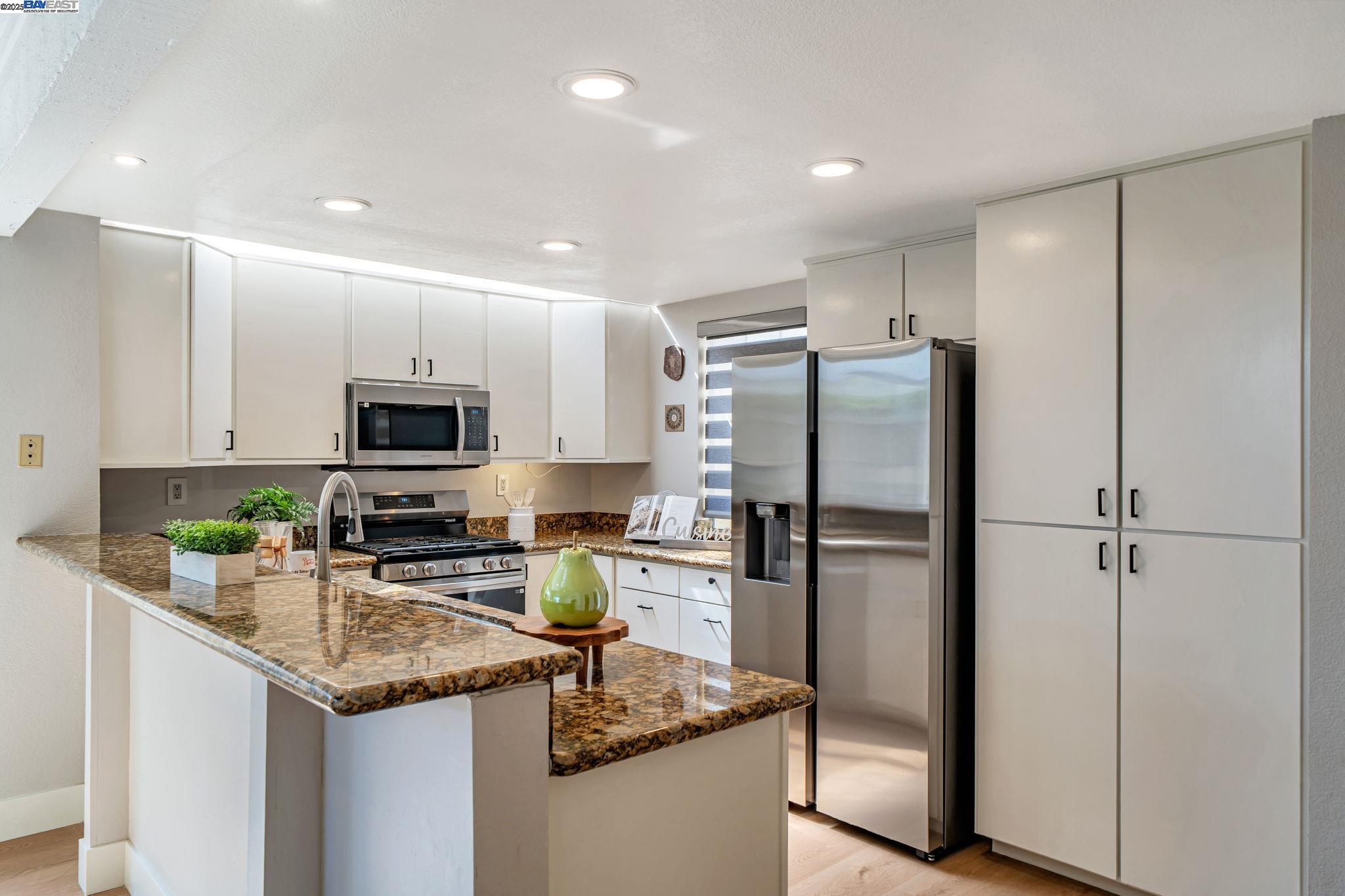 Detail Gallery Image 12 of 60 For 1549 Trimingham Drive, Pleasanton,  CA 94566-8425 - 3 Beds | 3 Baths