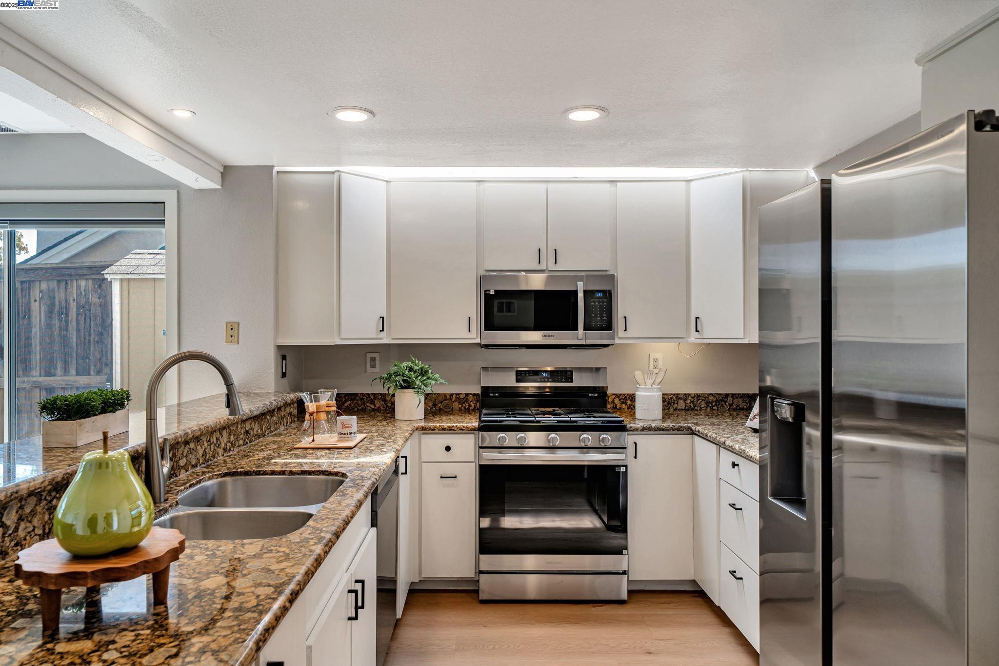 Detail Gallery Image 13 of 60 For 1549 Trimingham Drive, Pleasanton,  CA 94566-8425 - 3 Beds | 3 Baths