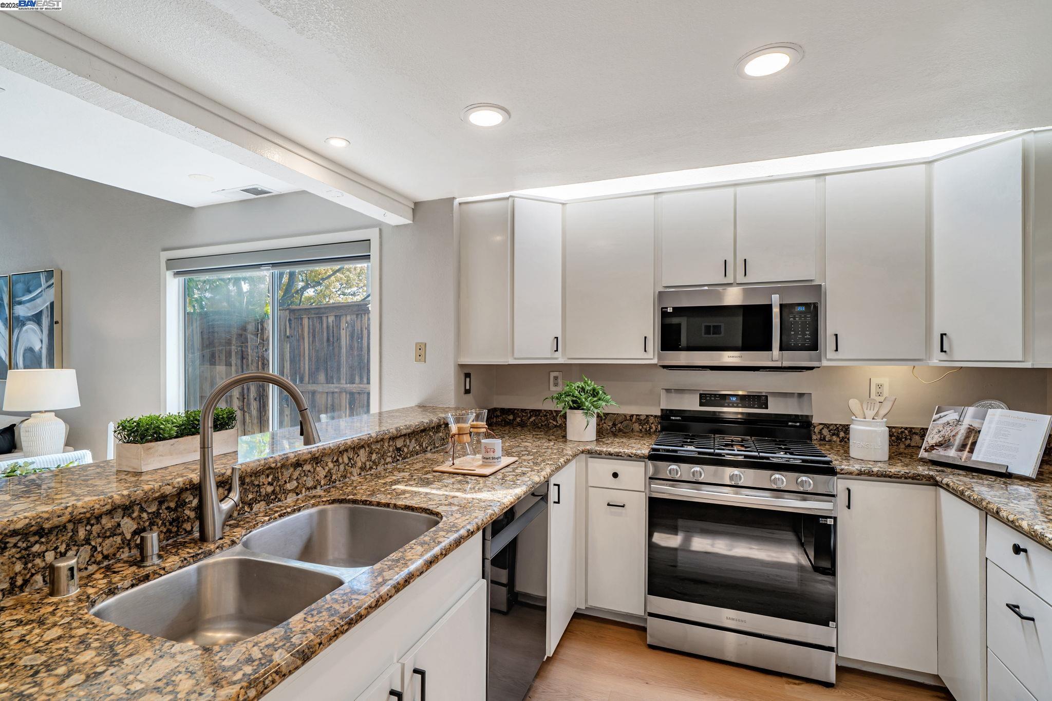 Detail Gallery Image 14 of 60 For 1549 Trimingham Drive, Pleasanton,  CA 94566-8425 - 3 Beds | 3 Baths