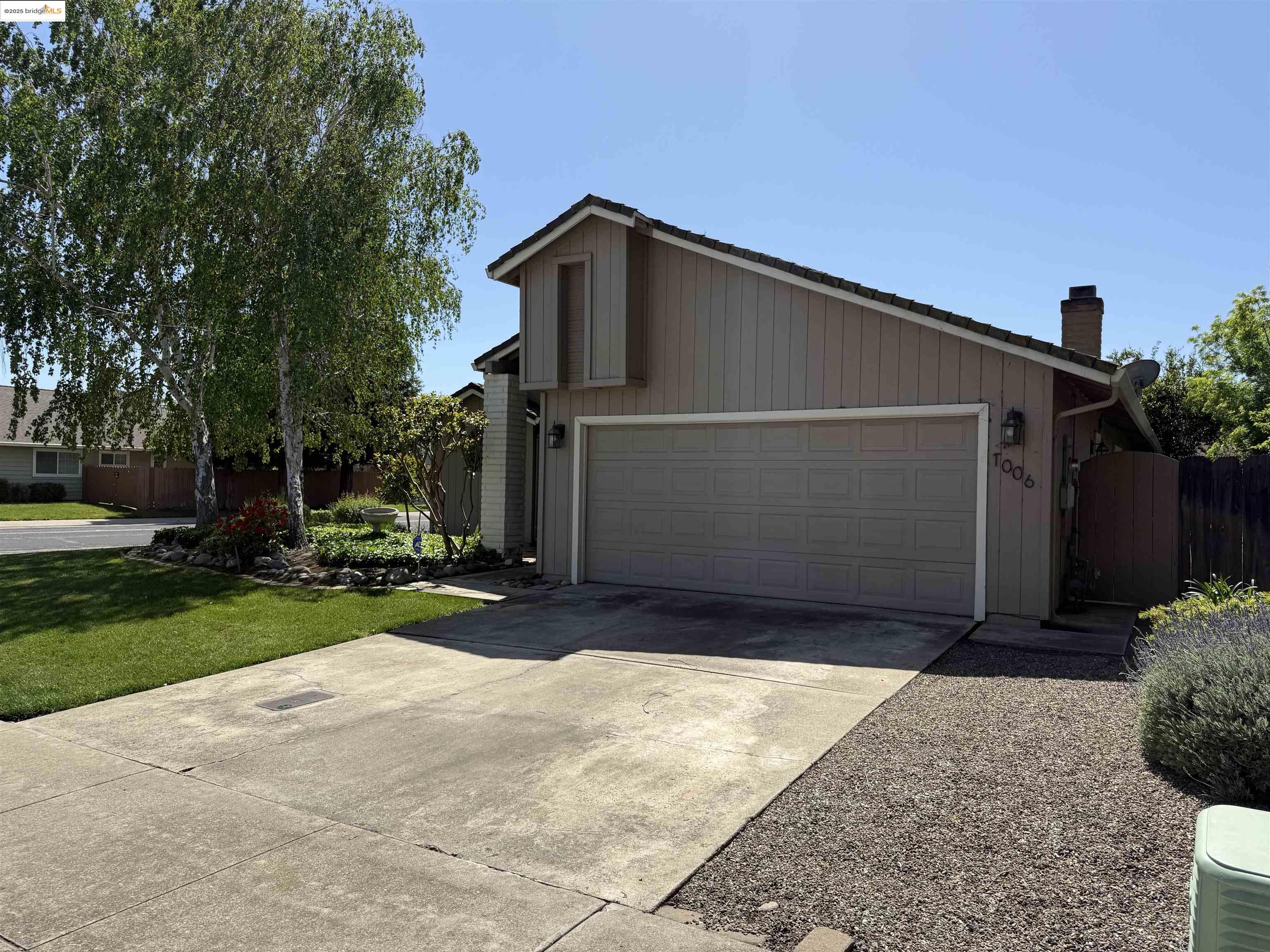 Detail Gallery Image 2 of 8 For 1006 Shadow Creek Dr, Stockton,  CA 95209 - 3 Beds | 2 Baths