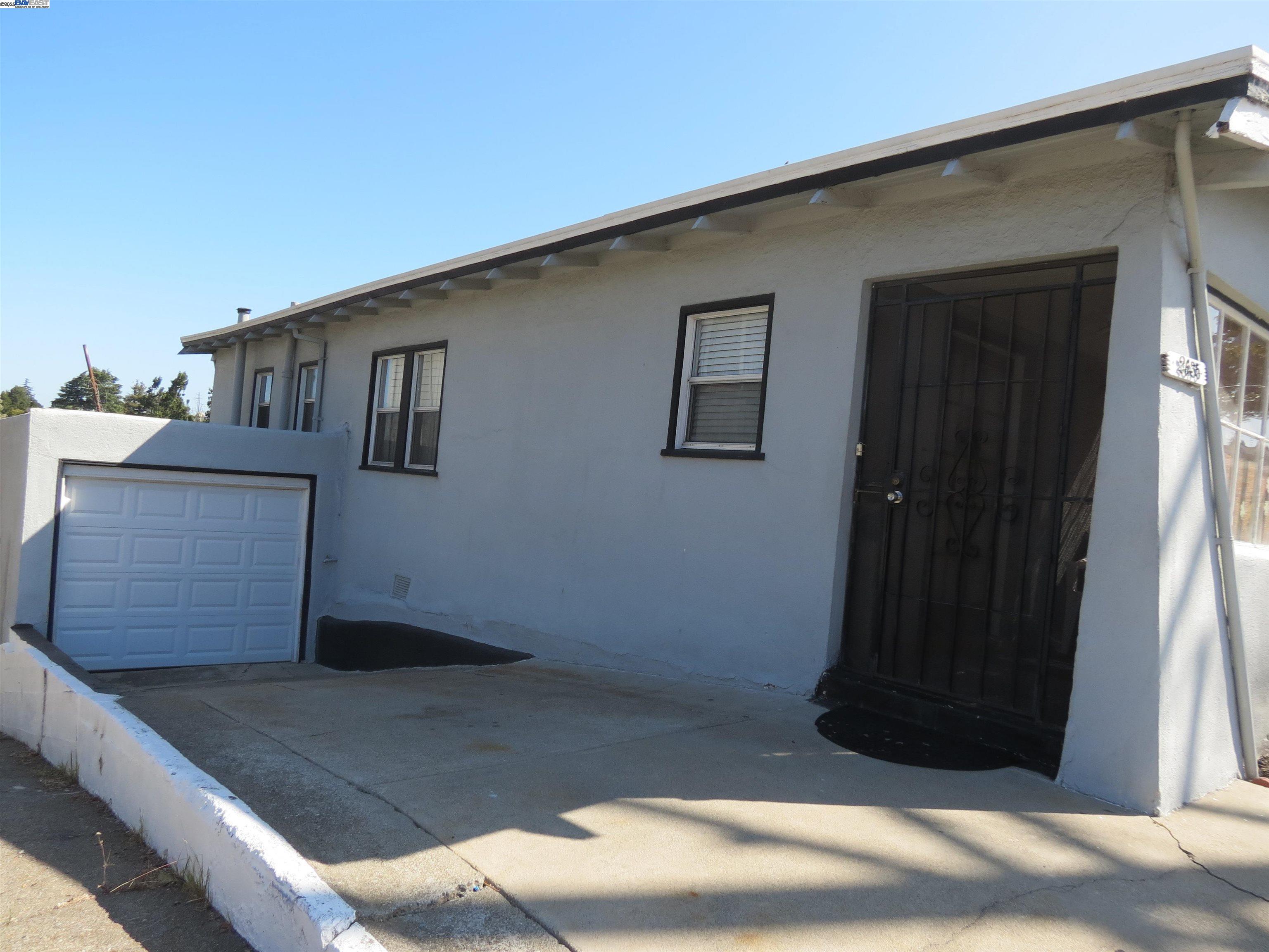 Detail Gallery Image 2 of 18 For 2635 19th Ave, Oakland,  CA 94606 - 3 Beds | 1 Baths