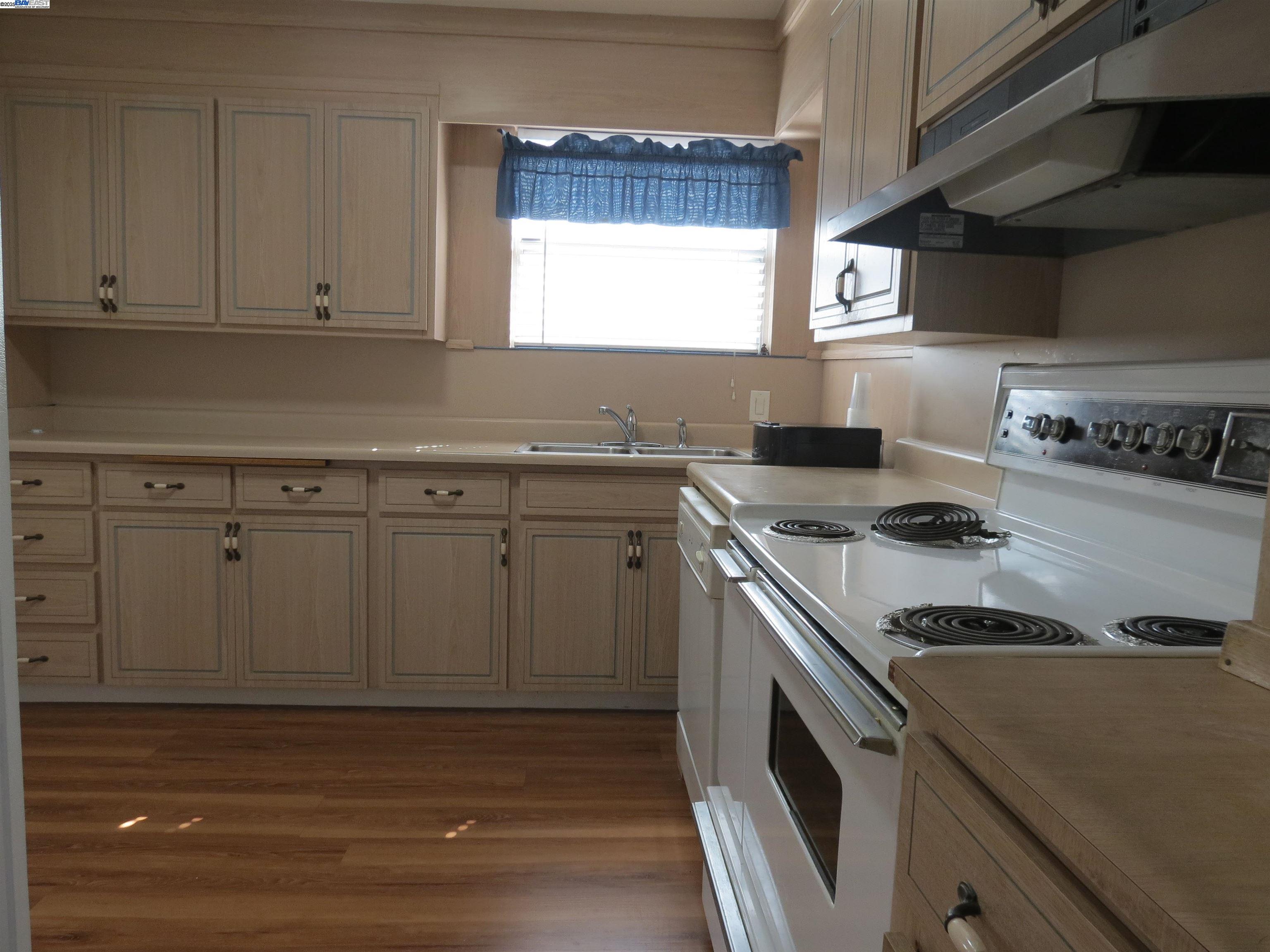 Detail Gallery Image 12 of 18 For 2635 19th Ave, Oakland,  CA 94606 - 3 Beds | 1 Baths