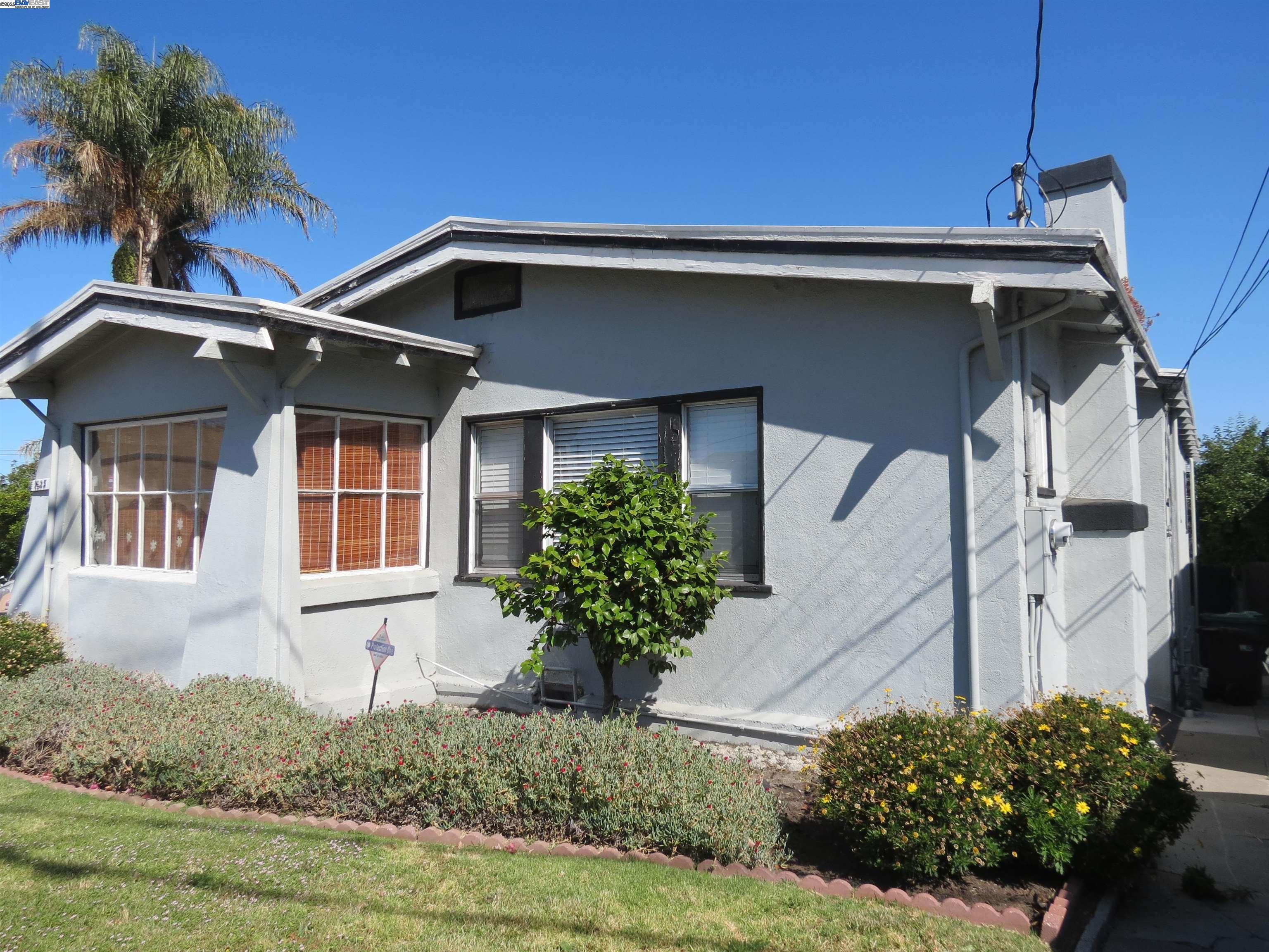 Detail Gallery Image 3 of 18 For 2635 19th Ave, Oakland,  CA 94606 - 3 Beds | 1 Baths