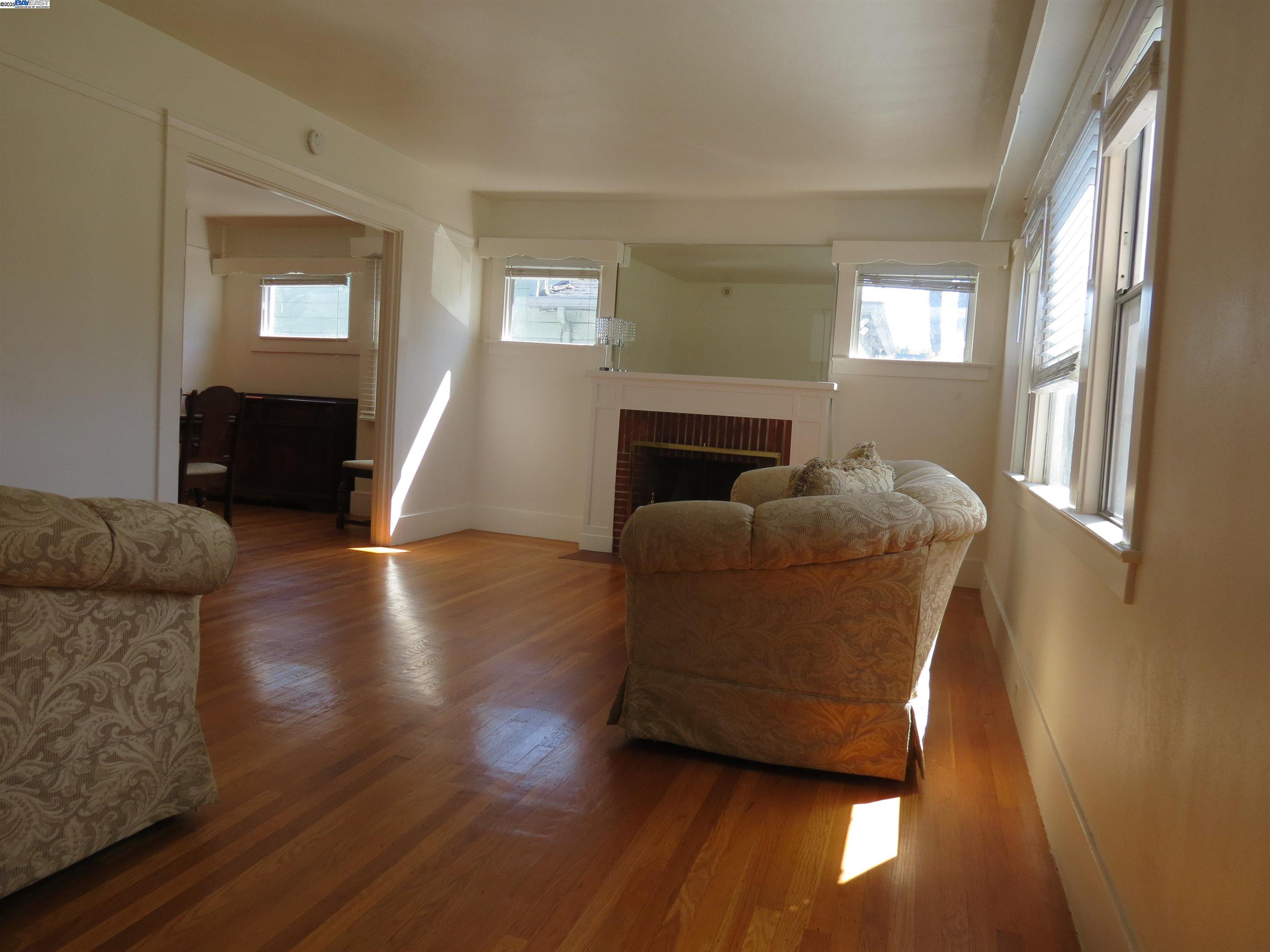 Detail Gallery Image 5 of 18 For 2635 19th Ave, Oakland,  CA 94606 - 3 Beds | 1 Baths