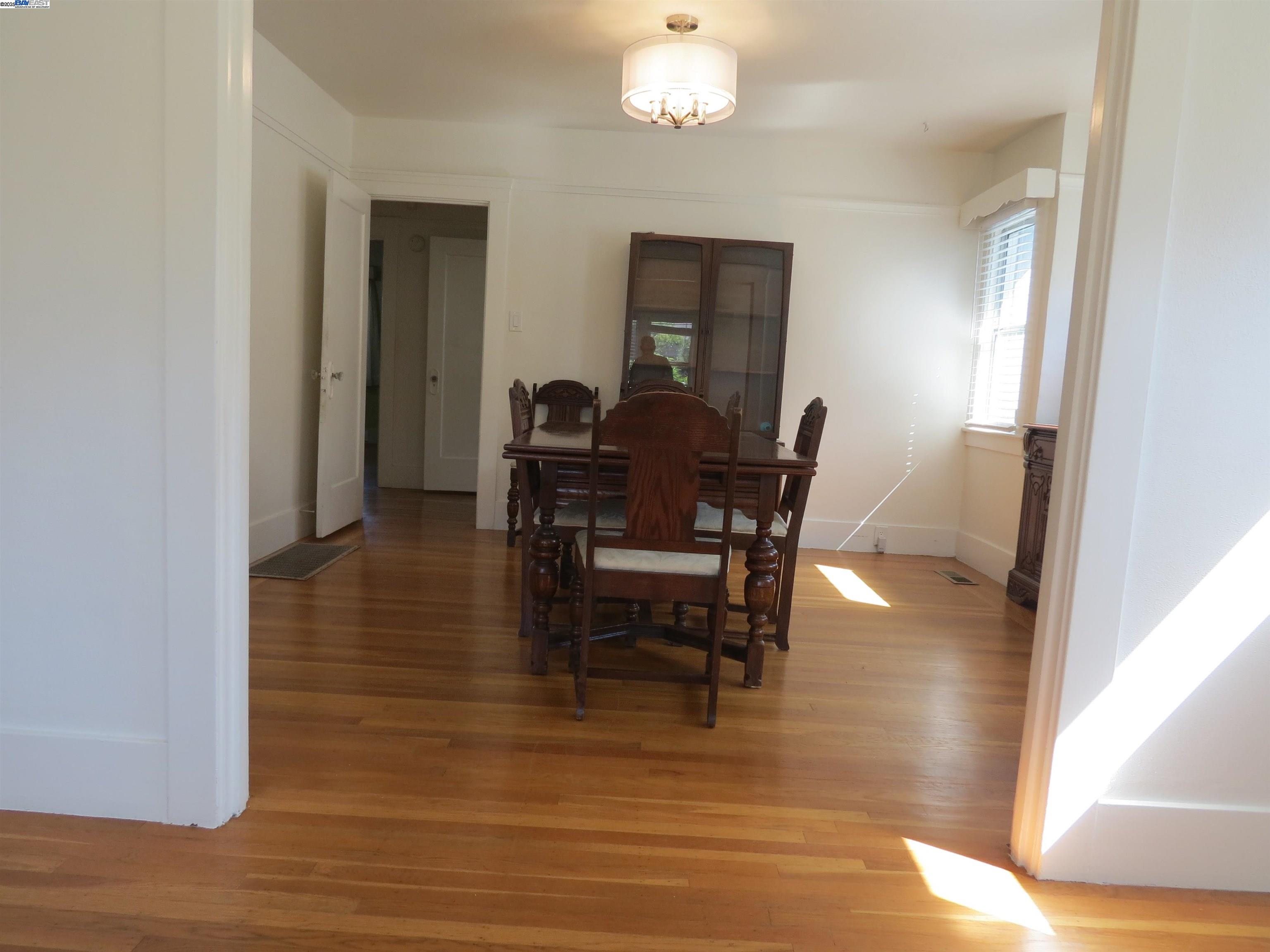Detail Gallery Image 6 of 18 For 2635 19th Ave, Oakland,  CA 94606 - 3 Beds | 1 Baths