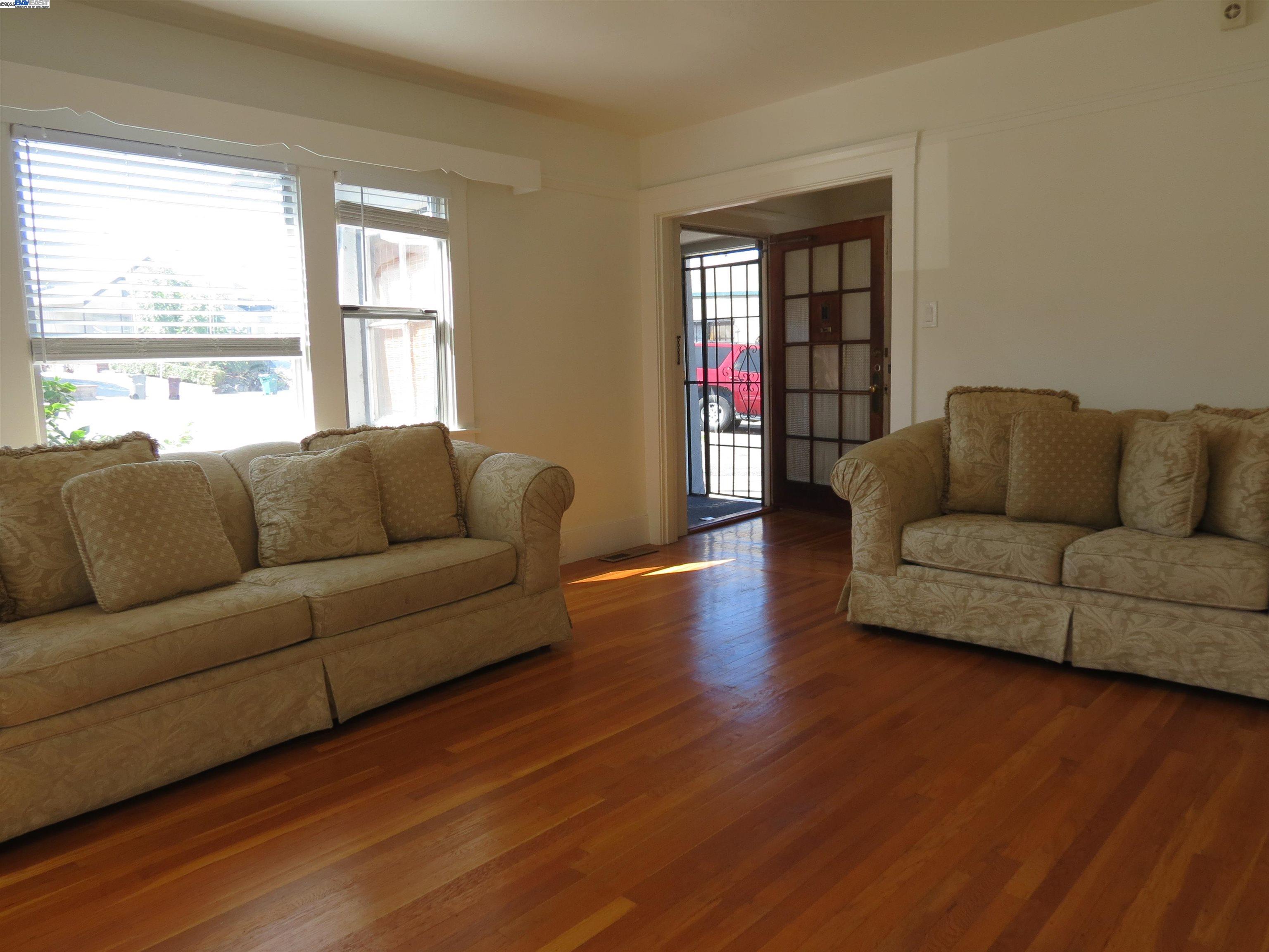 Detail Gallery Image 8 of 18 For 2635 19th Ave, Oakland,  CA 94606 - 3 Beds | 1 Baths