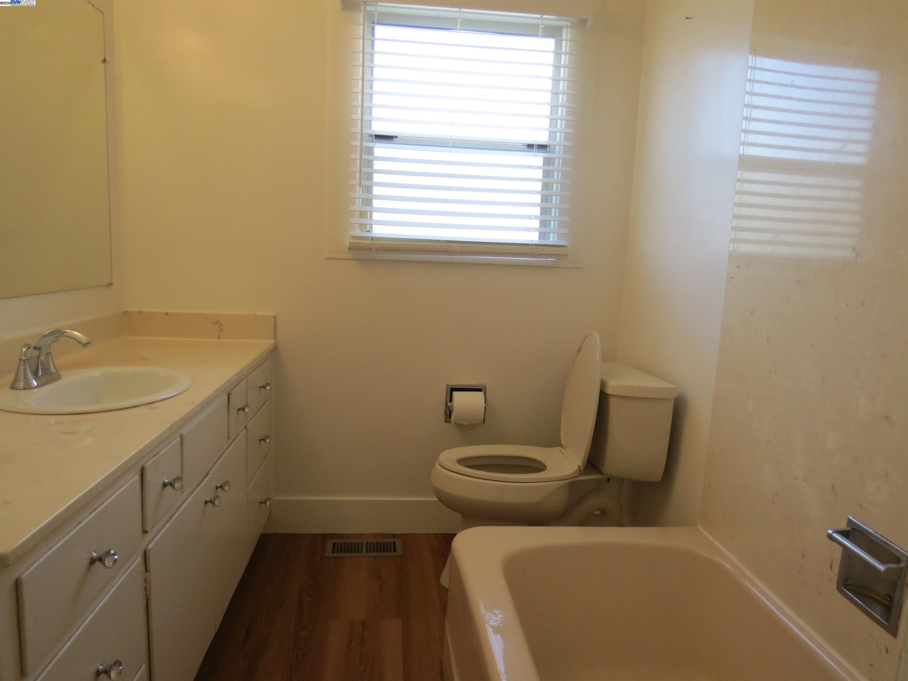 Detail Gallery Image 10 of 18 For 2635 19th Ave, Oakland,  CA 94606 - 3 Beds | 1 Baths