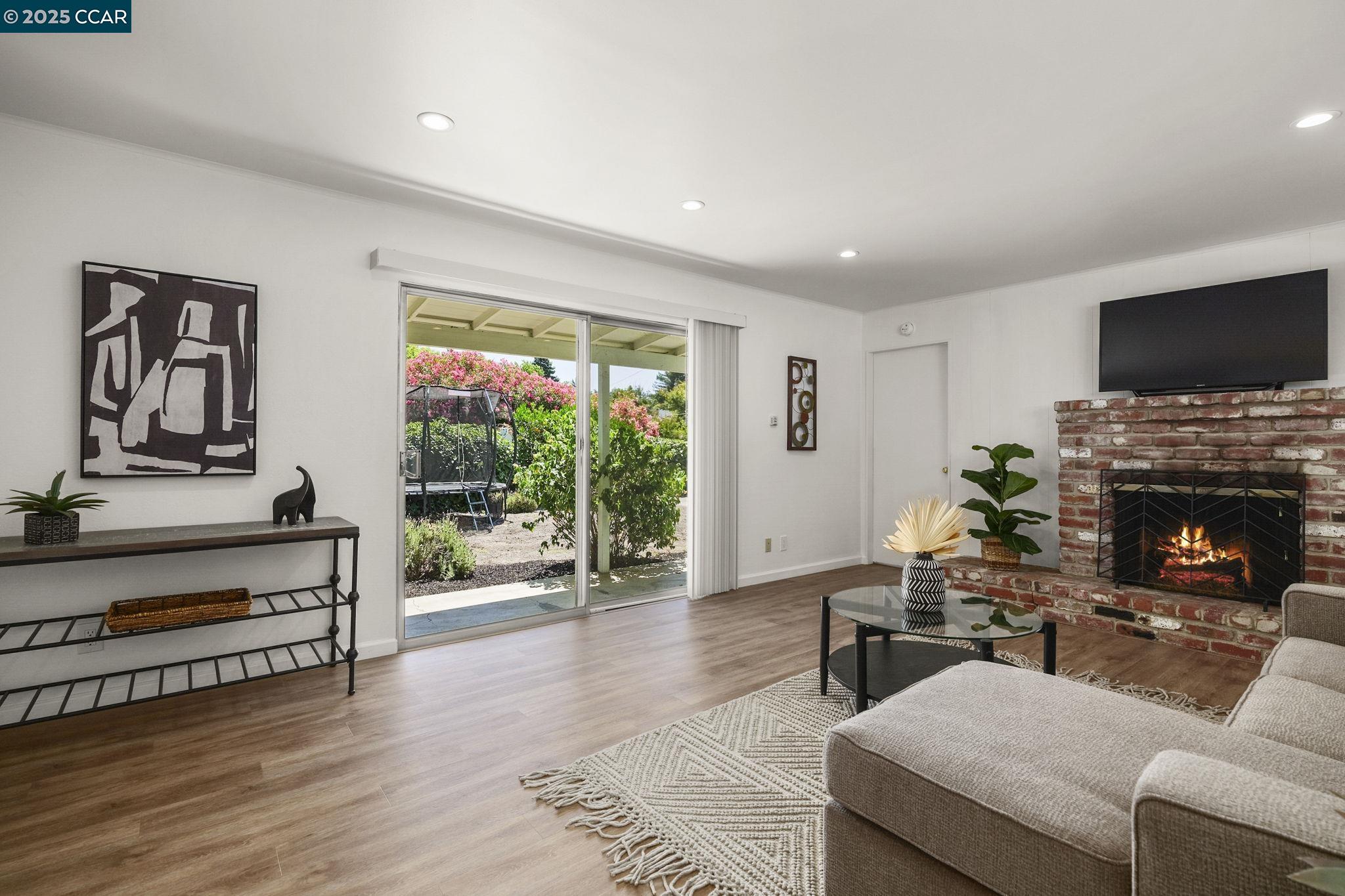 Detail Gallery Image 11 of 31 For 884 Juanita Dr, Lafayette,  CA 94595 - 4 Beds | 2 Baths