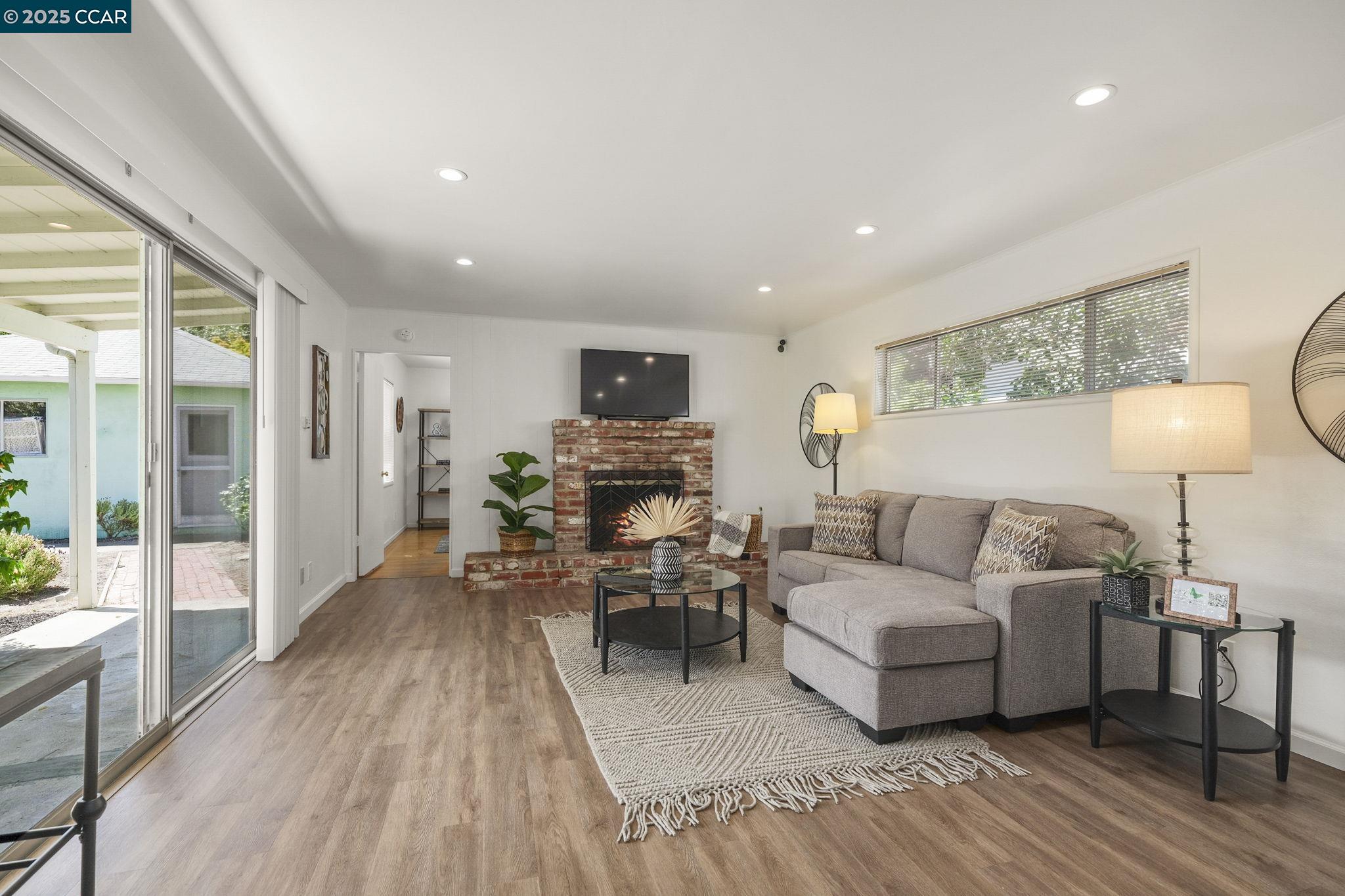 Detail Gallery Image 12 of 31 For 884 Juanita Dr, Lafayette,  CA 94595 - 4 Beds | 2 Baths