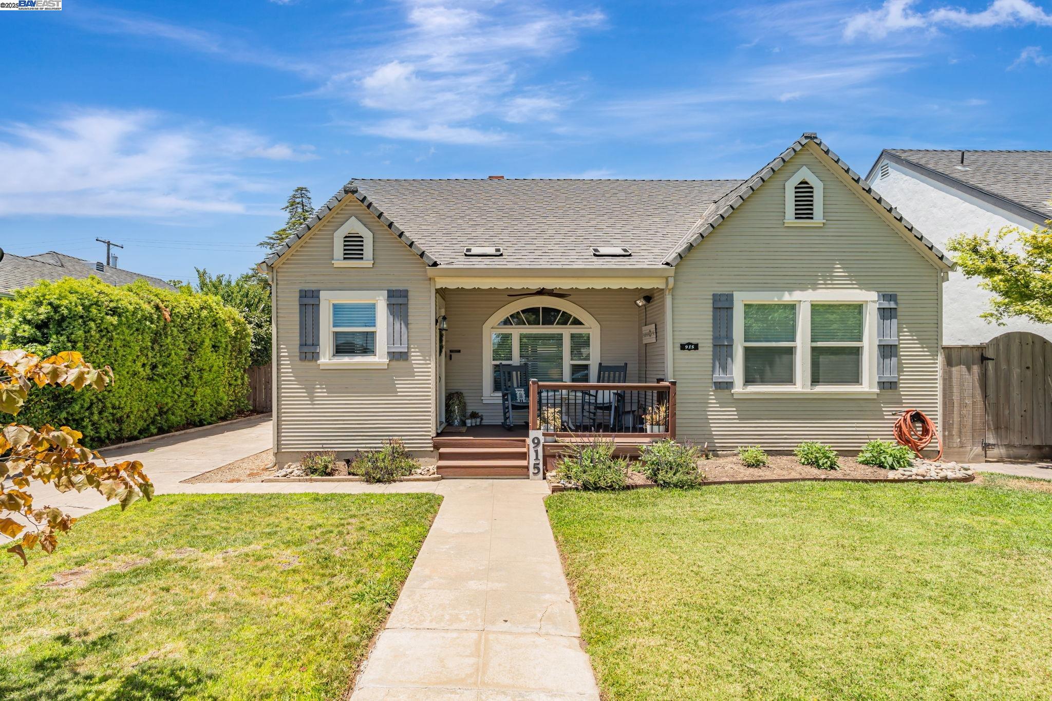 Detail Gallery Image 1 of 1 For 915 S School St, Lodi,  CA 95240 - 2 Beds | 1 Baths