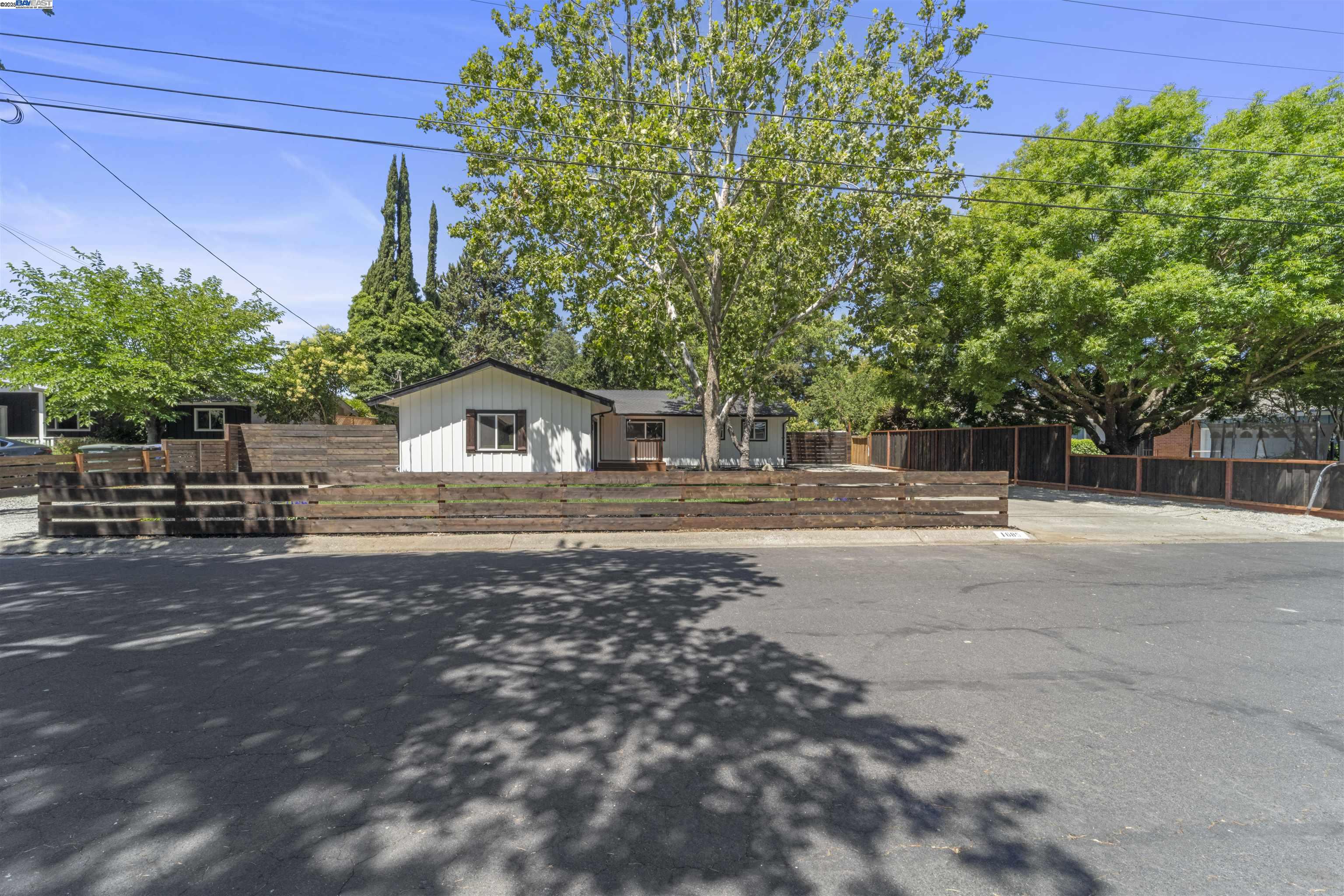 Detail Gallery Image 3 of 55 For 1685 Westchester Pl, Concord,  CA 94519 - 4 Beds | 2 Baths