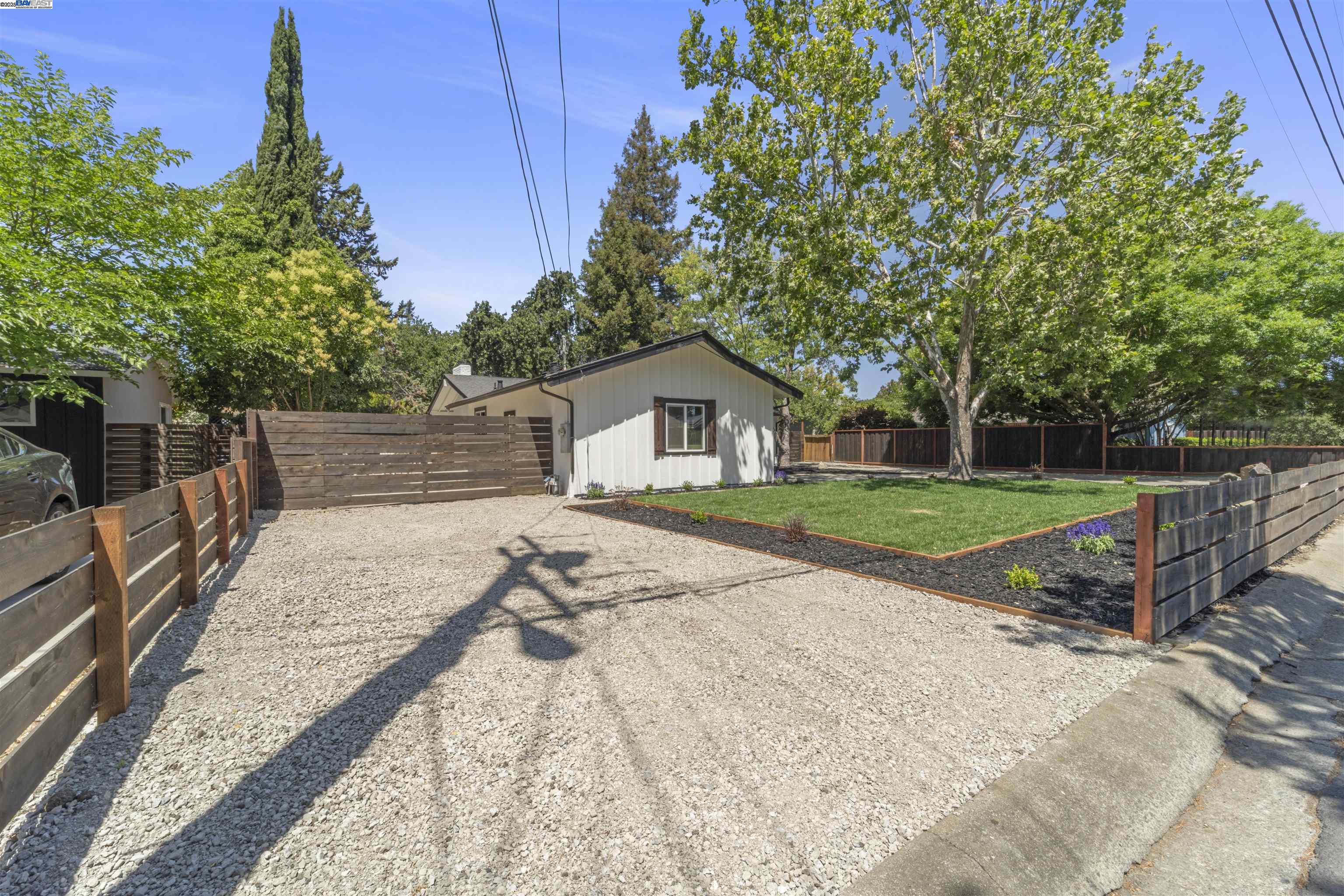 Detail Gallery Image 4 of 55 For 1685 Westchester Pl, Concord,  CA 94519 - 4 Beds | 2 Baths
