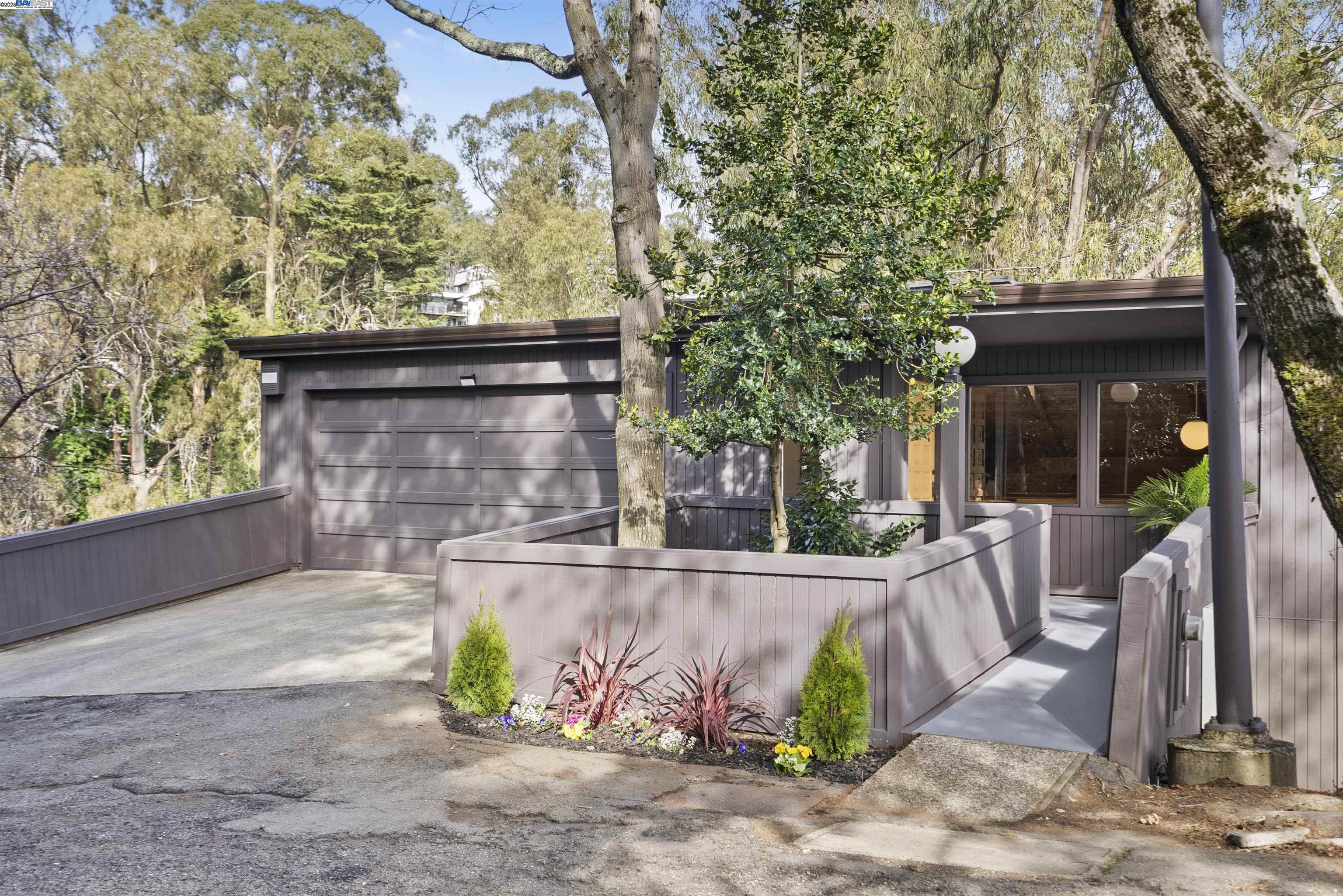 Detail Gallery Image 2 of 39 For 6425 Zinn Dr, Oakland,  CA 94611 - 4 Beds | 2/1 Baths
