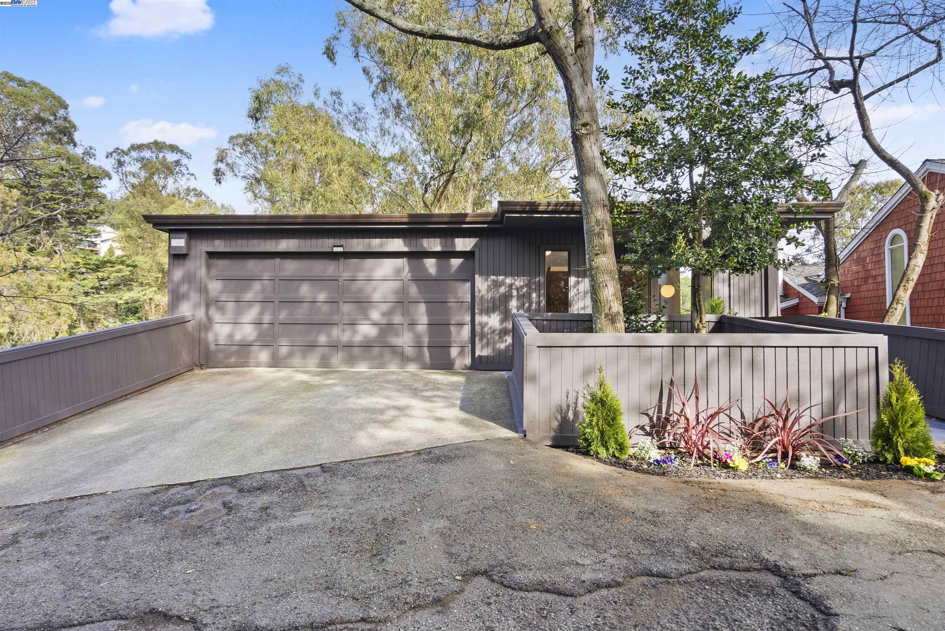 Detail Gallery Image 2 of 50 For 6425 Zinn Dr, Oakland,  CA 94611 - 4 Beds | 2/1 Baths