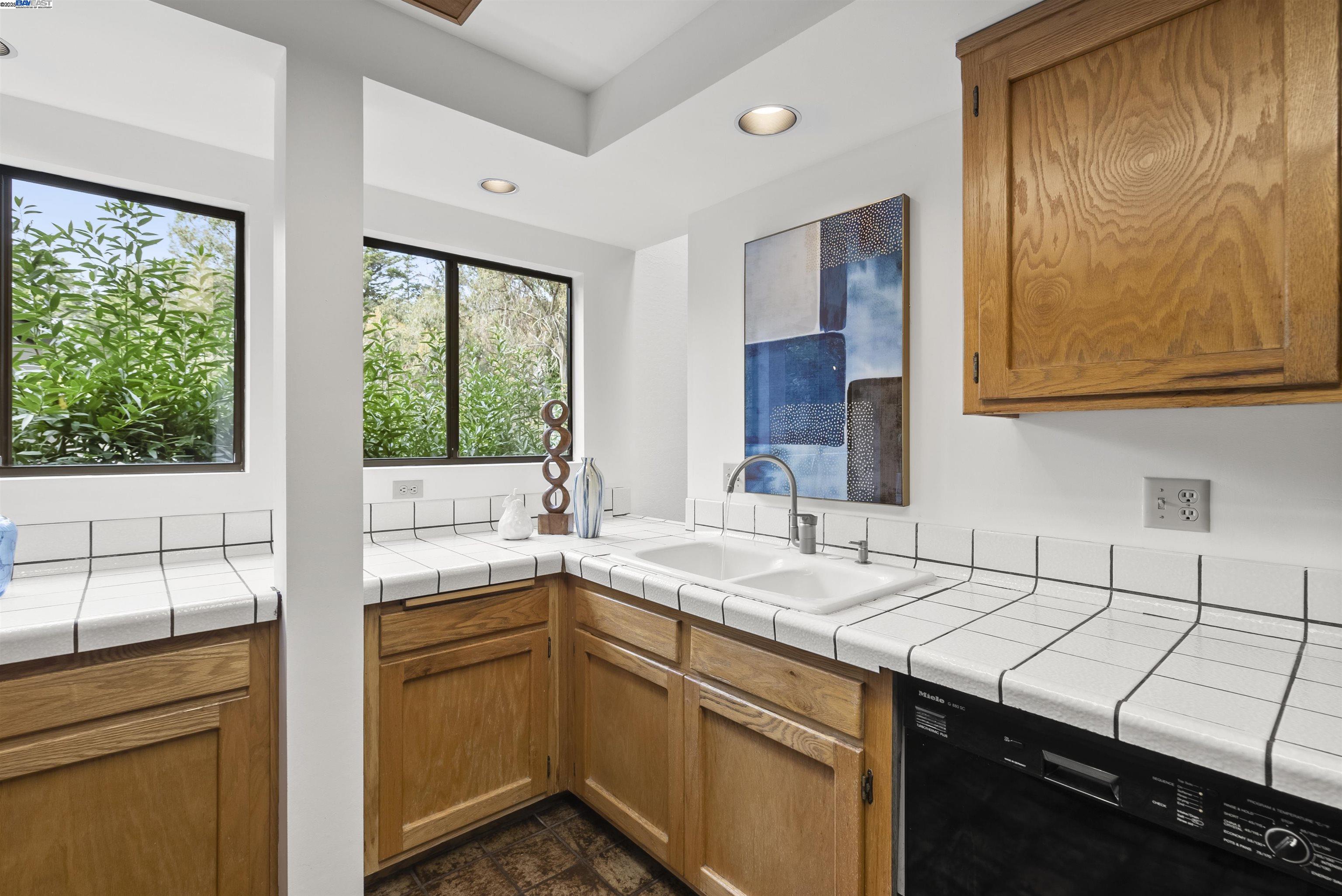 Detail Gallery Image 17 of 50 For 6425 Zinn Dr, Oakland,  CA 94611 - 4 Beds | 2/1 Baths