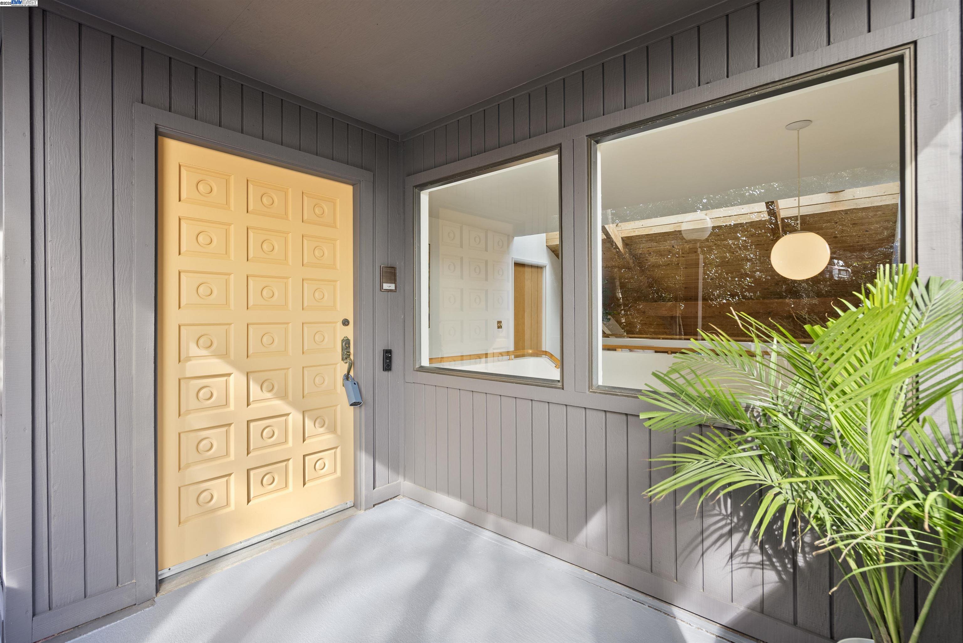 Detail Gallery Image 3 of 50 For 6425 Zinn Dr, Oakland,  CA 94611 - 4 Beds | 2/1 Baths