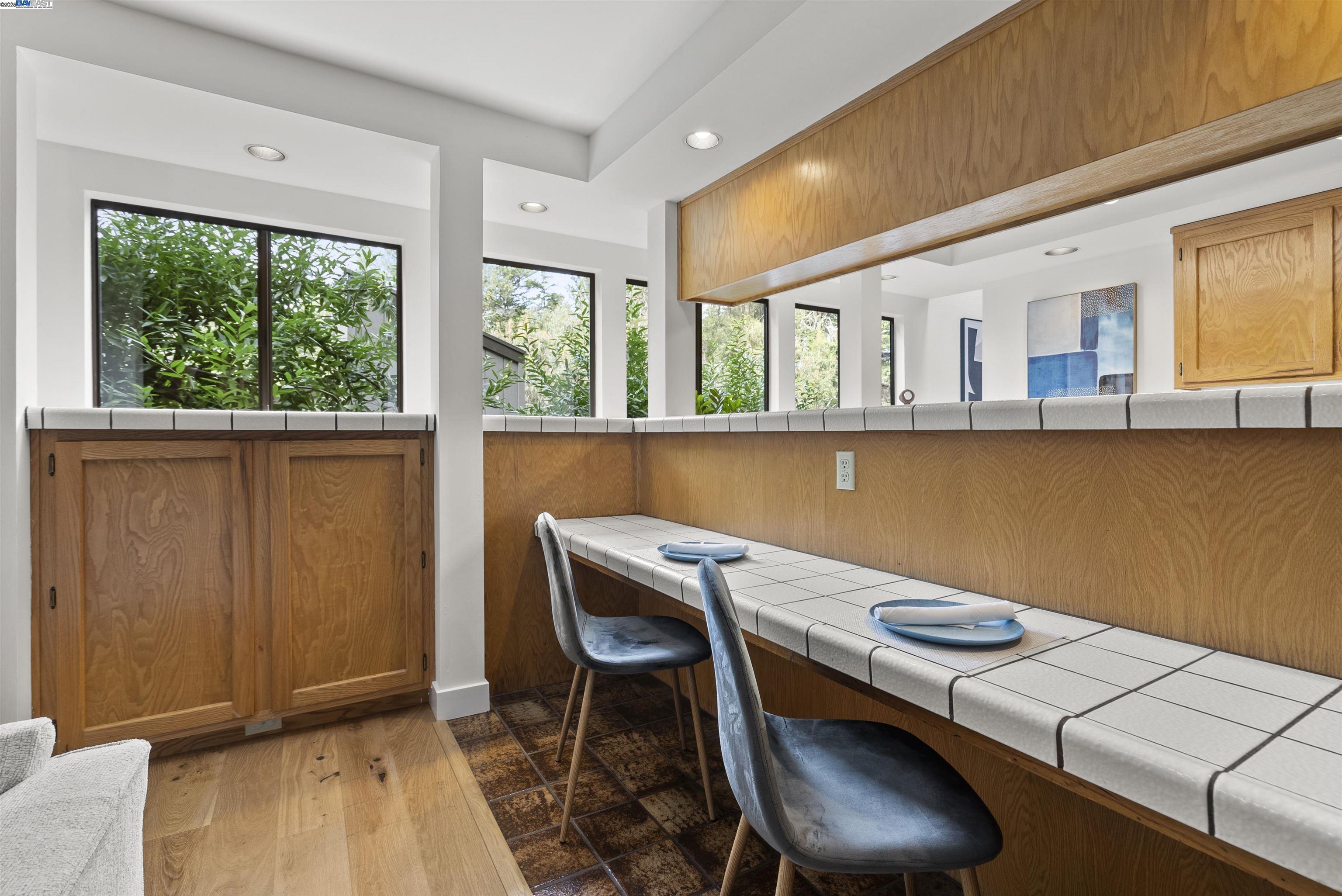 Detail Gallery Image 22 of 50 For 6425 Zinn Dr, Oakland,  CA 94611 - 4 Beds | 2/1 Baths