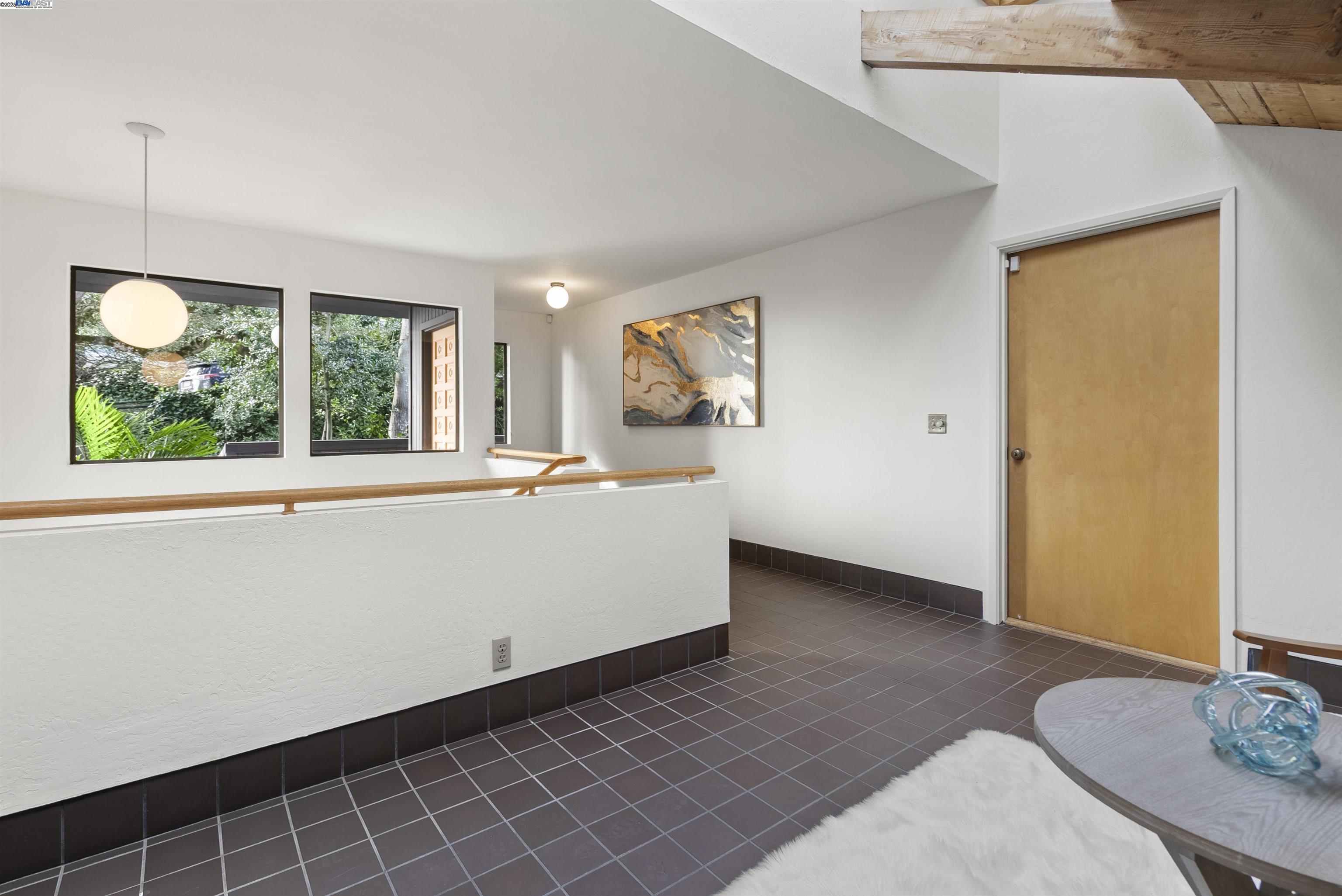 Detail Gallery Image 4 of 50 For 6425 Zinn Dr, Oakland,  CA 94611 - 4 Beds | 2/1 Baths